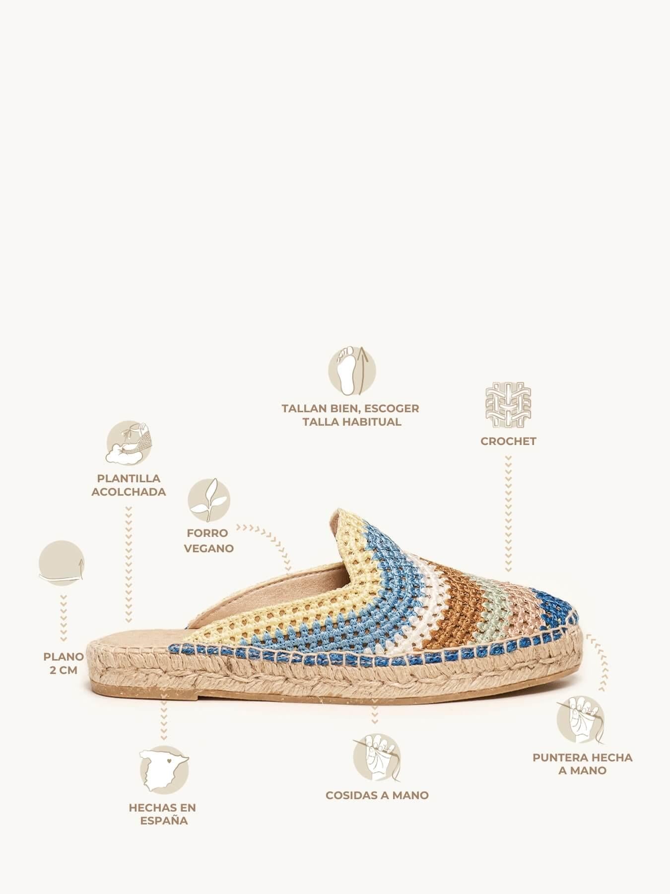 Sapatilha Loto em crochê com listras azuis