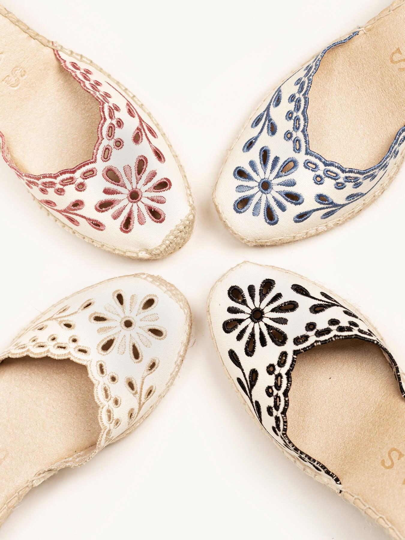 Sandália Anabela Baixa Romero Lona Bordada Grená