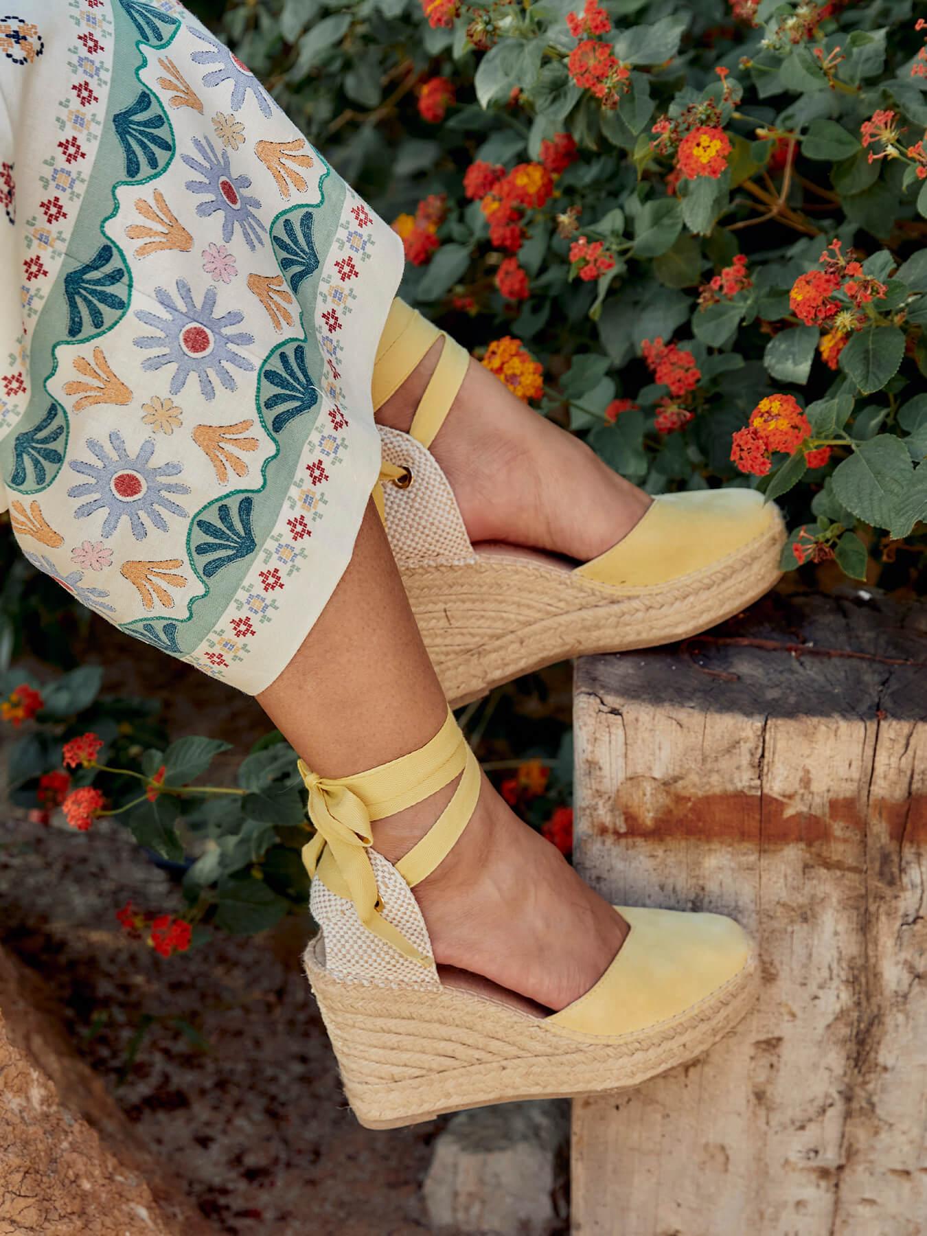 Sandália Romero Anabela 10 cm Camurça Amarelo