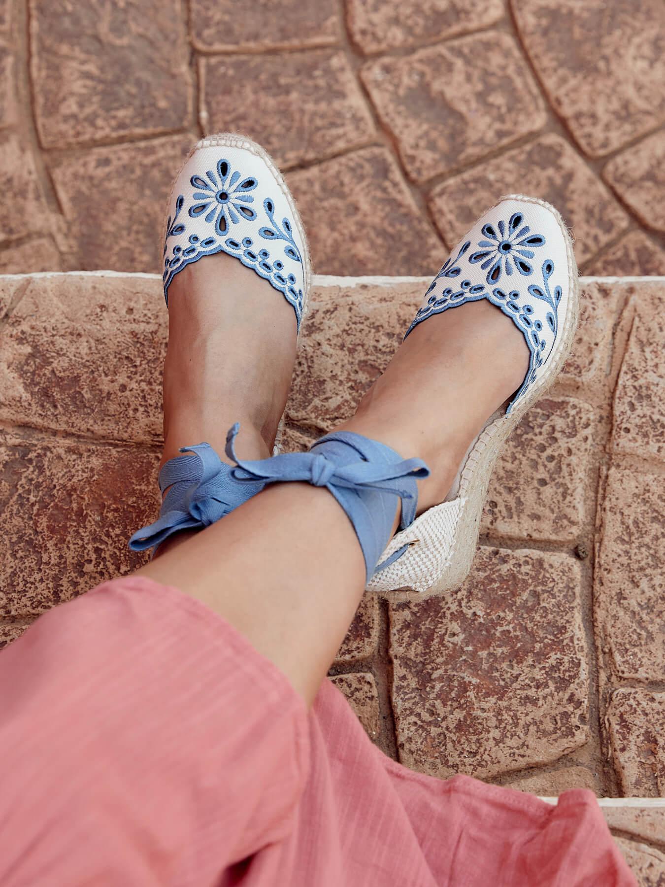 Sandália Anabela Baixa Romero Lona Bordada Azul