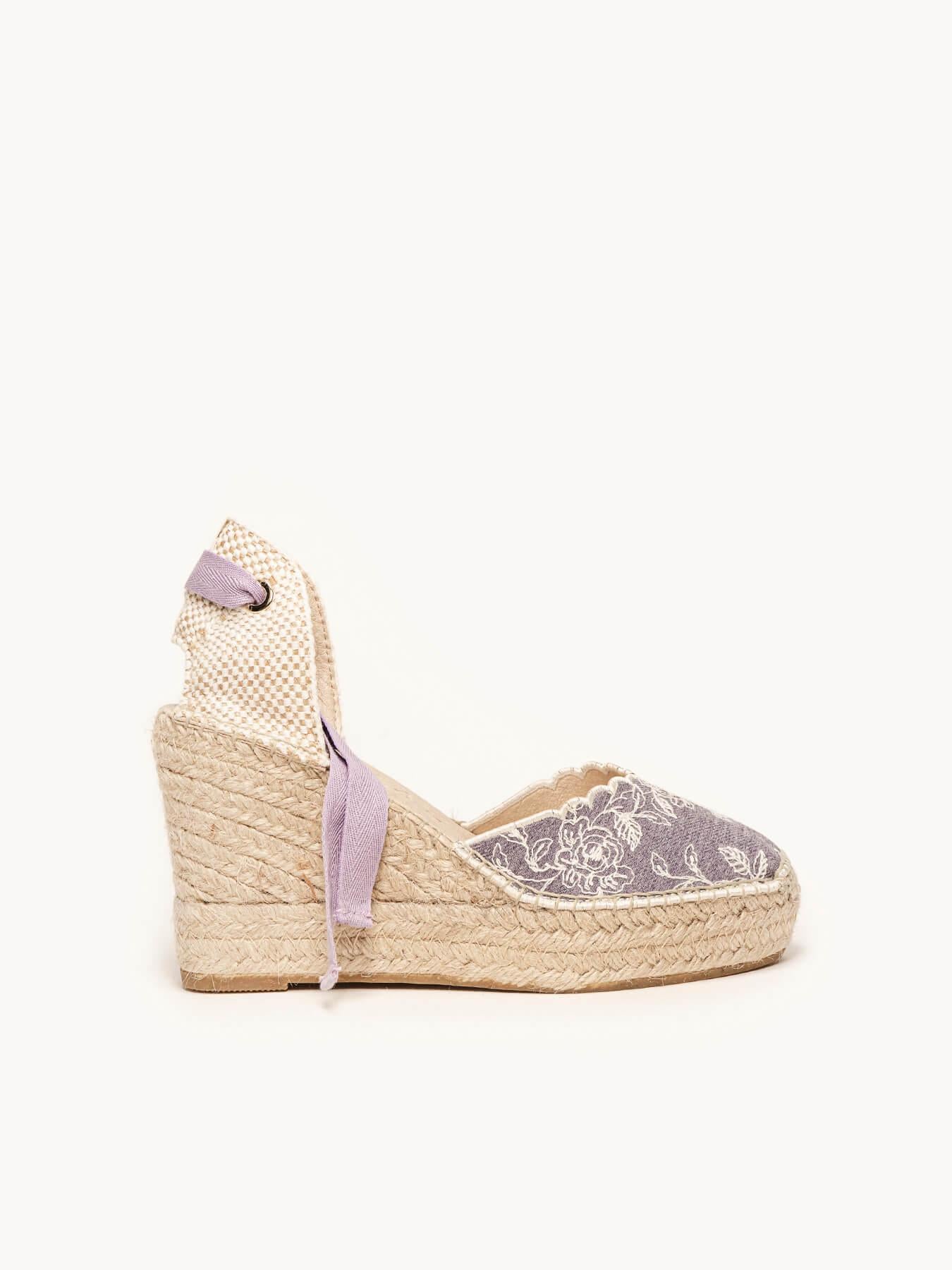 Sandália Anabela Alta Romero Jeans Bordado Lilás
