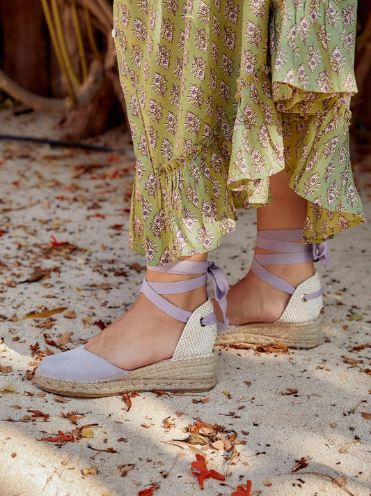 Sandália Anabela Baixa Romero Camurça Lilás