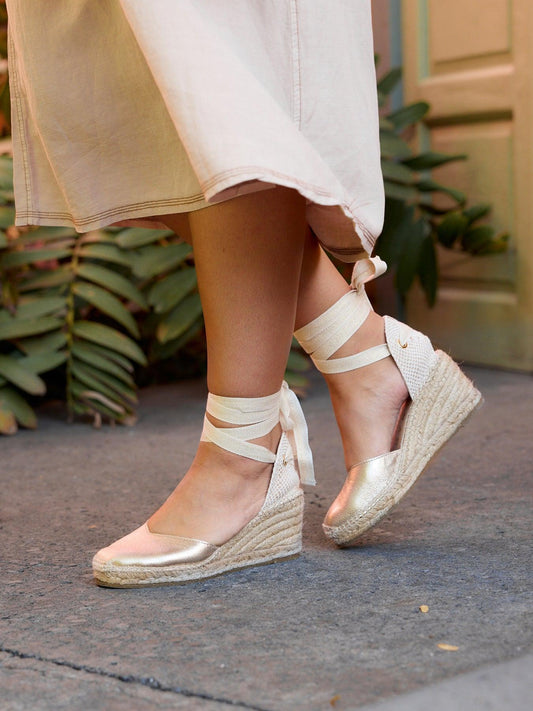 Sandália Anabela Média Romero Camurça Dourado Metalizado