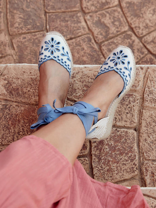 Sandália Anabela Baixa Romero Lona Bordada Azul