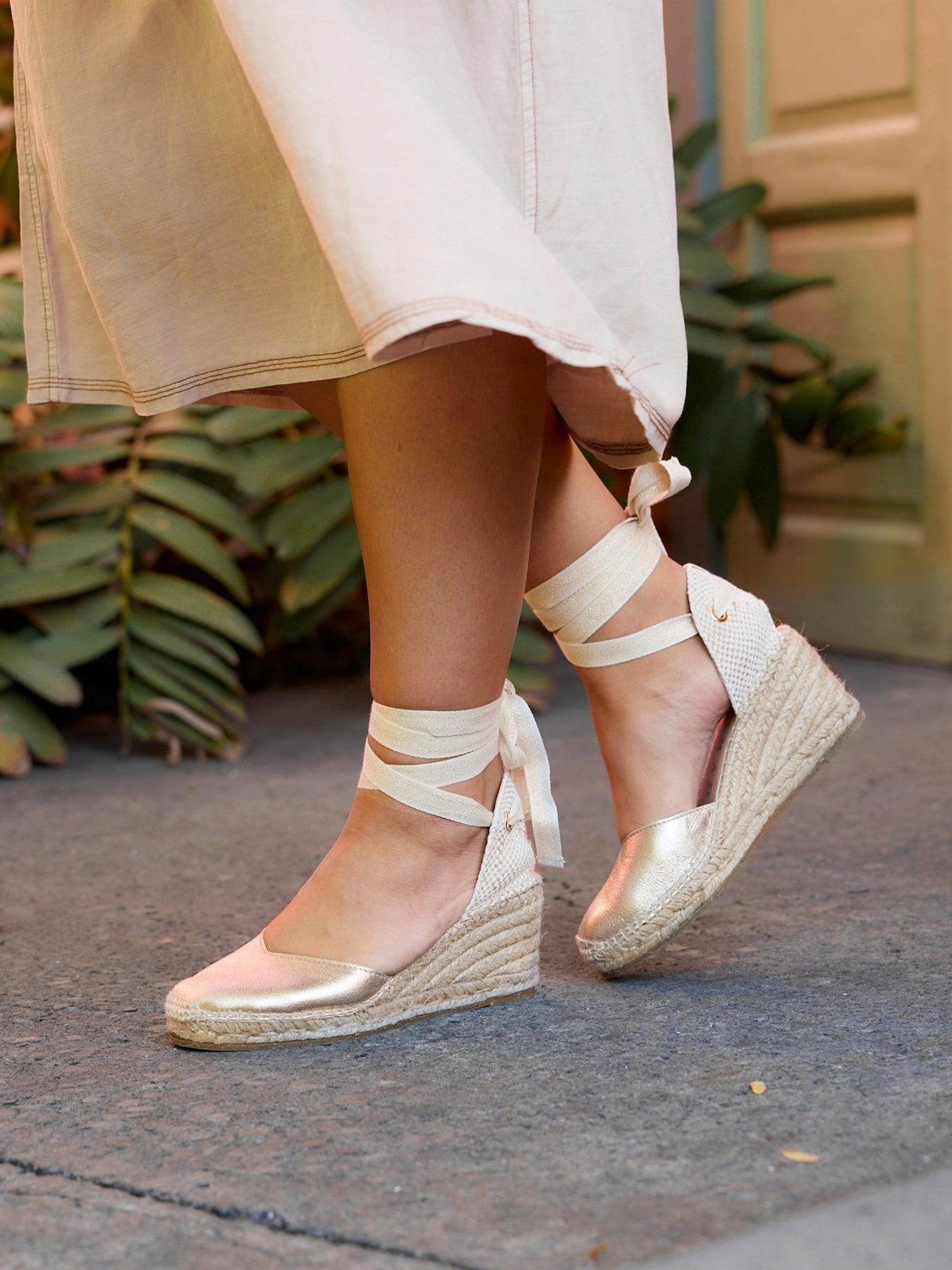 Sandália Romero Anabela 7 cm Camurça Dourado