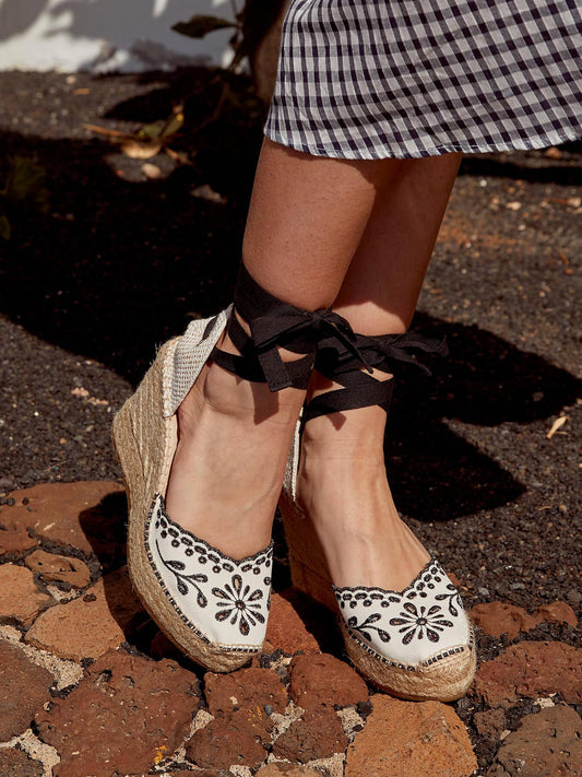 Sandália Anabela Alta Romero Tecido Bordado Preto