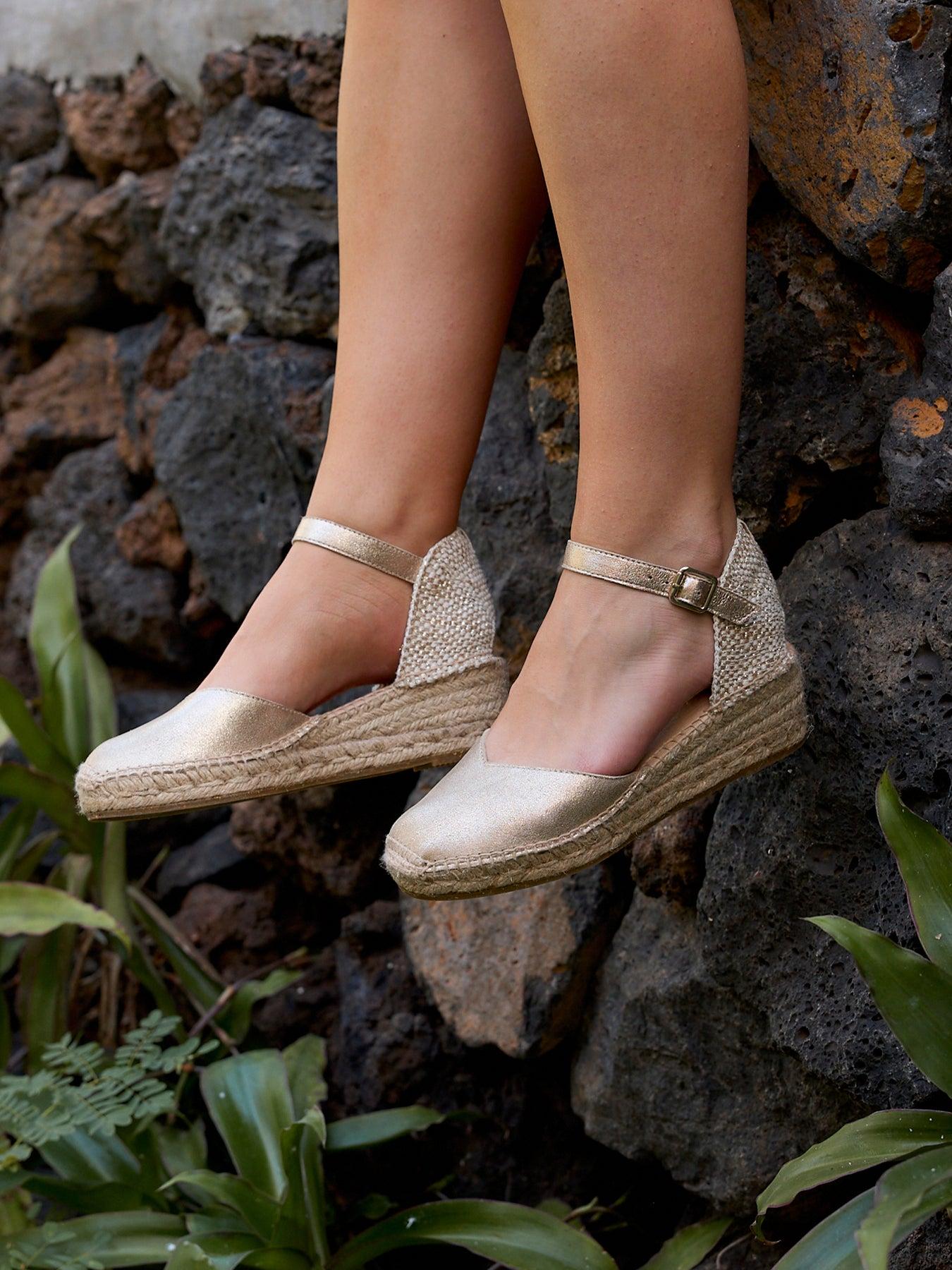 Sandália Anabela Baixa Jara Camurça Ouro Metalizado