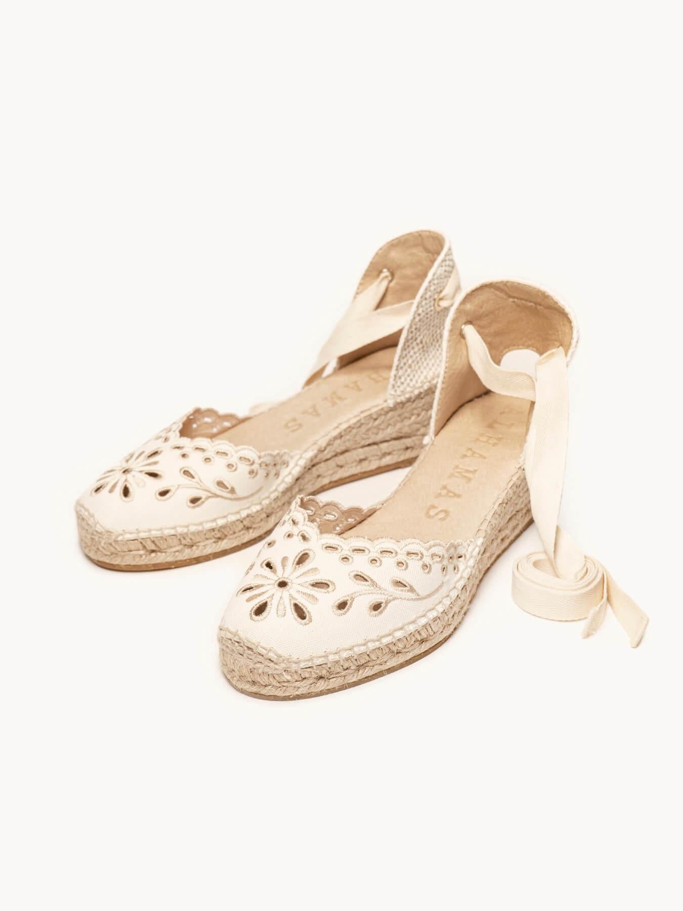 Sandália Anabela Baixa Romero Tecido Bordado Cru