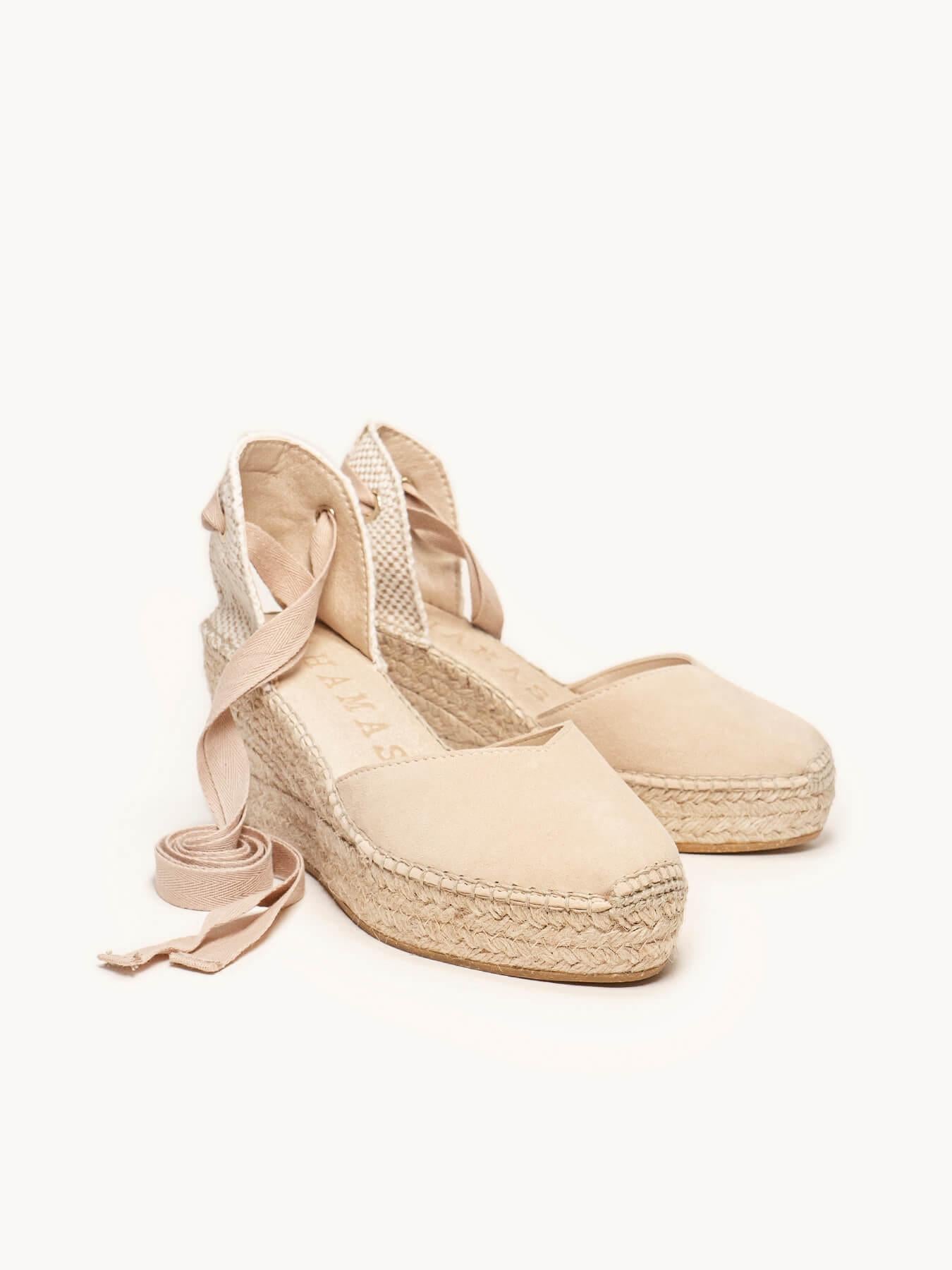 Sandália Romero Anabela 8 cm Camurça Areia