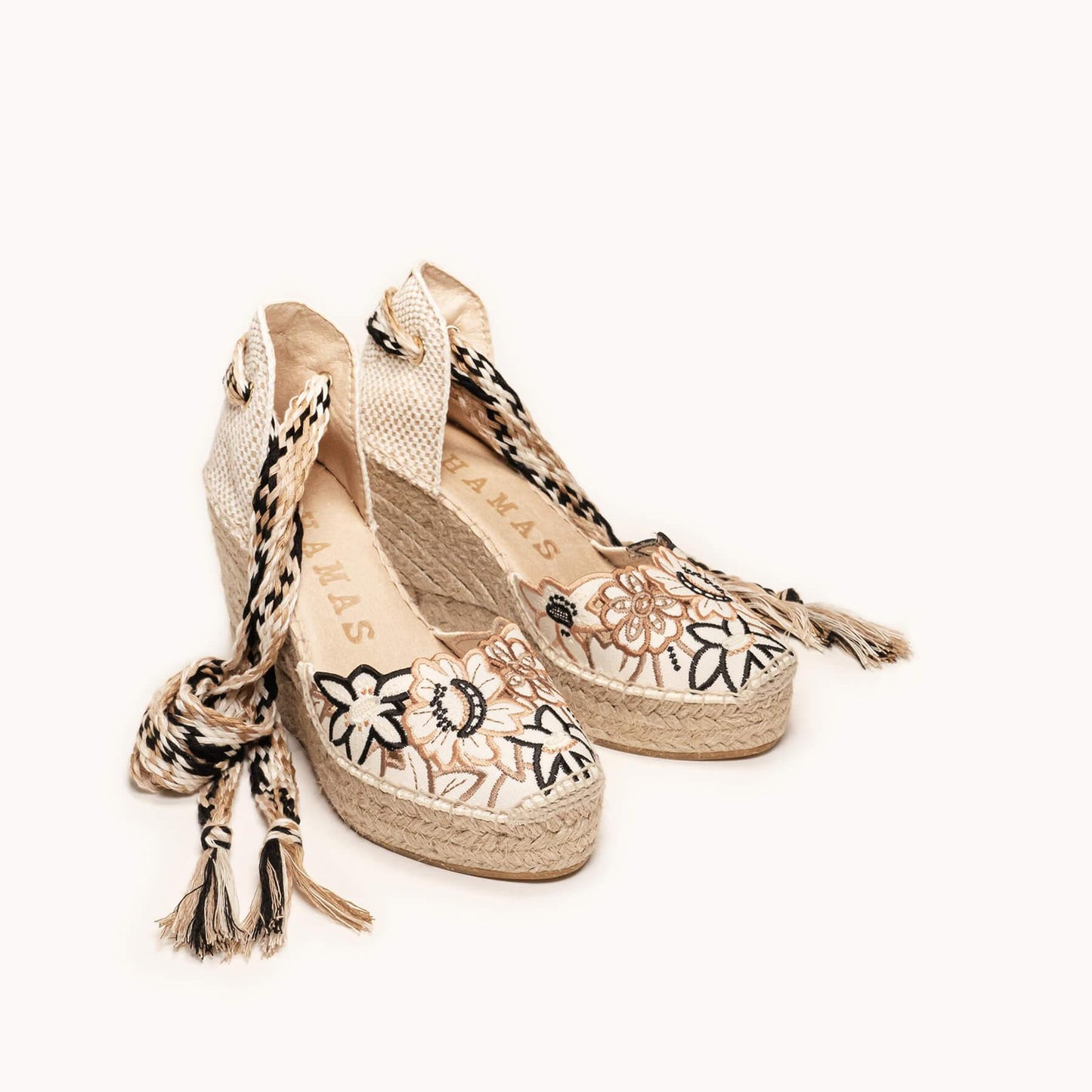 Sandália Anabela Alta Romero Bordado Silvestre Areia