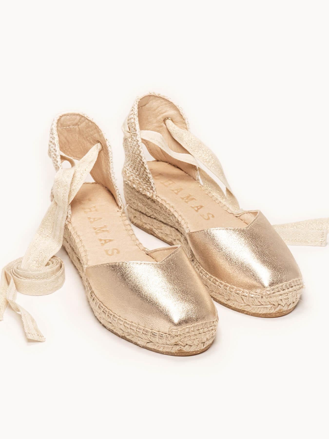 Sandália Anabela Baixa Romero Camurça Dourado Metalizado