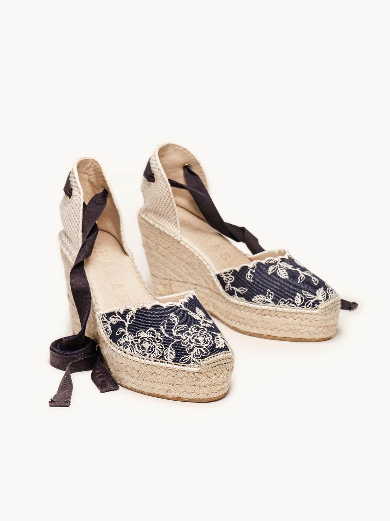 Sandália Anabela Alta Romero Jeans Bordado Marinho