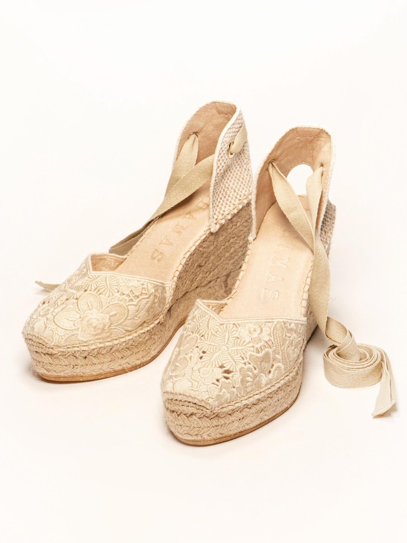 Sandália Romero Anabela 10 cm Bordado Cru