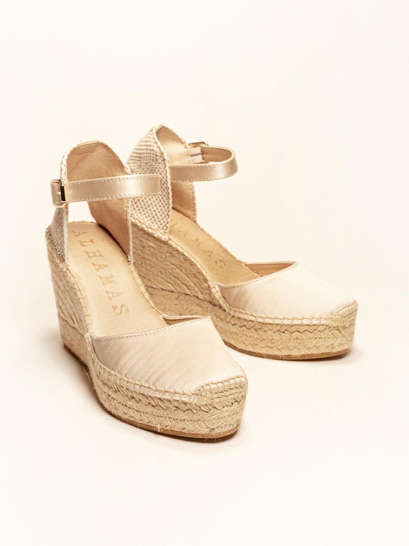 Sandália Anabela Alta Dalia Cetim Crua