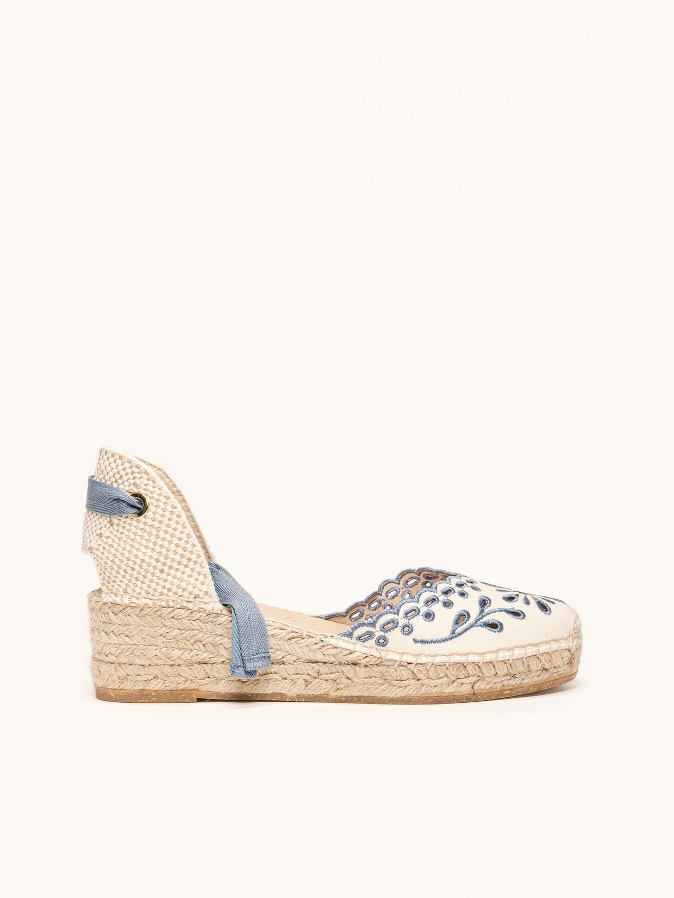 Sandália Anabela Baixa Romero Lona Bordada Azul