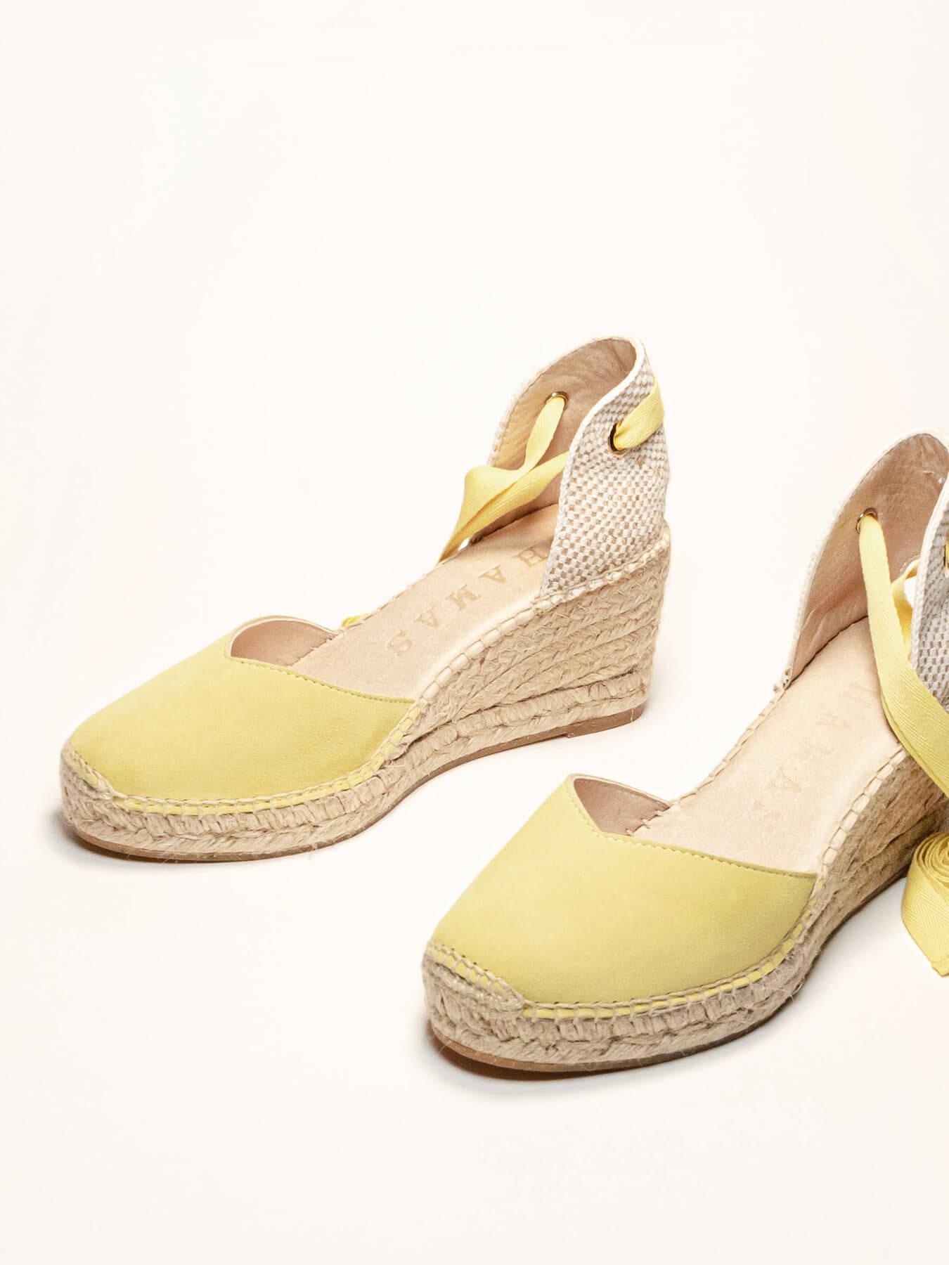Sandália Romero Anabela 7 cm Camurça Amarelo