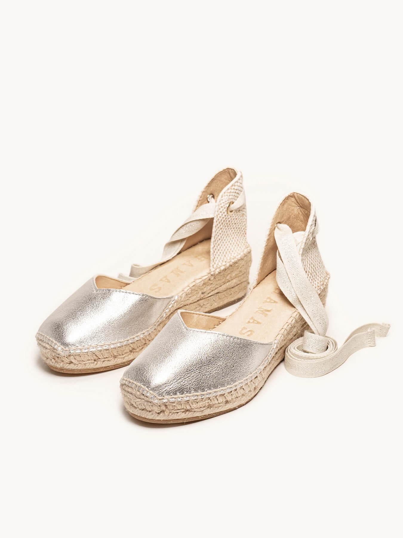 Sandália Anabela Baixa Romero Camurça Prata Metalizado