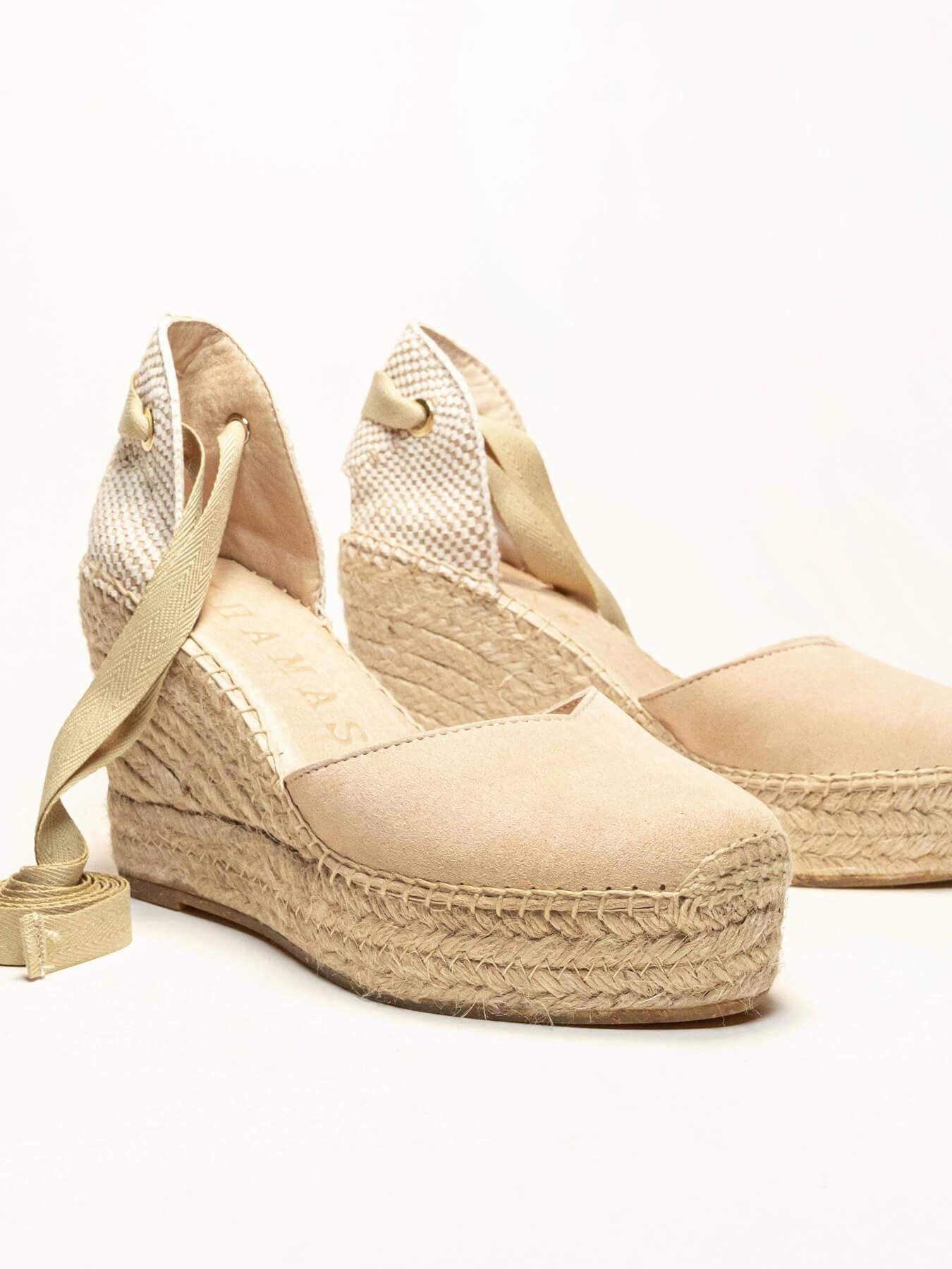 Sandália Anabela Alta Romero Camurça Bege