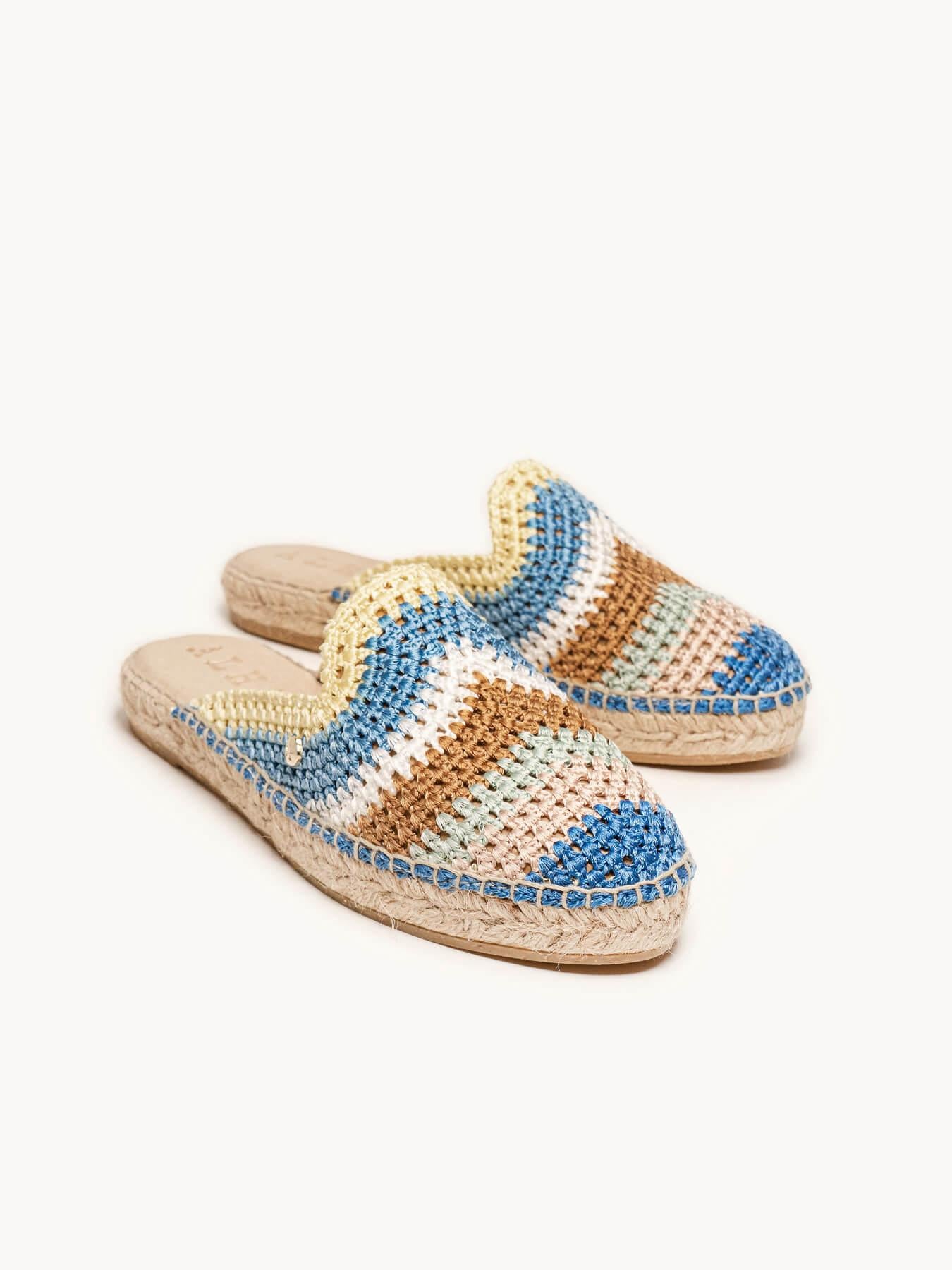 Sapatilha Loto em crochê com listras azuis