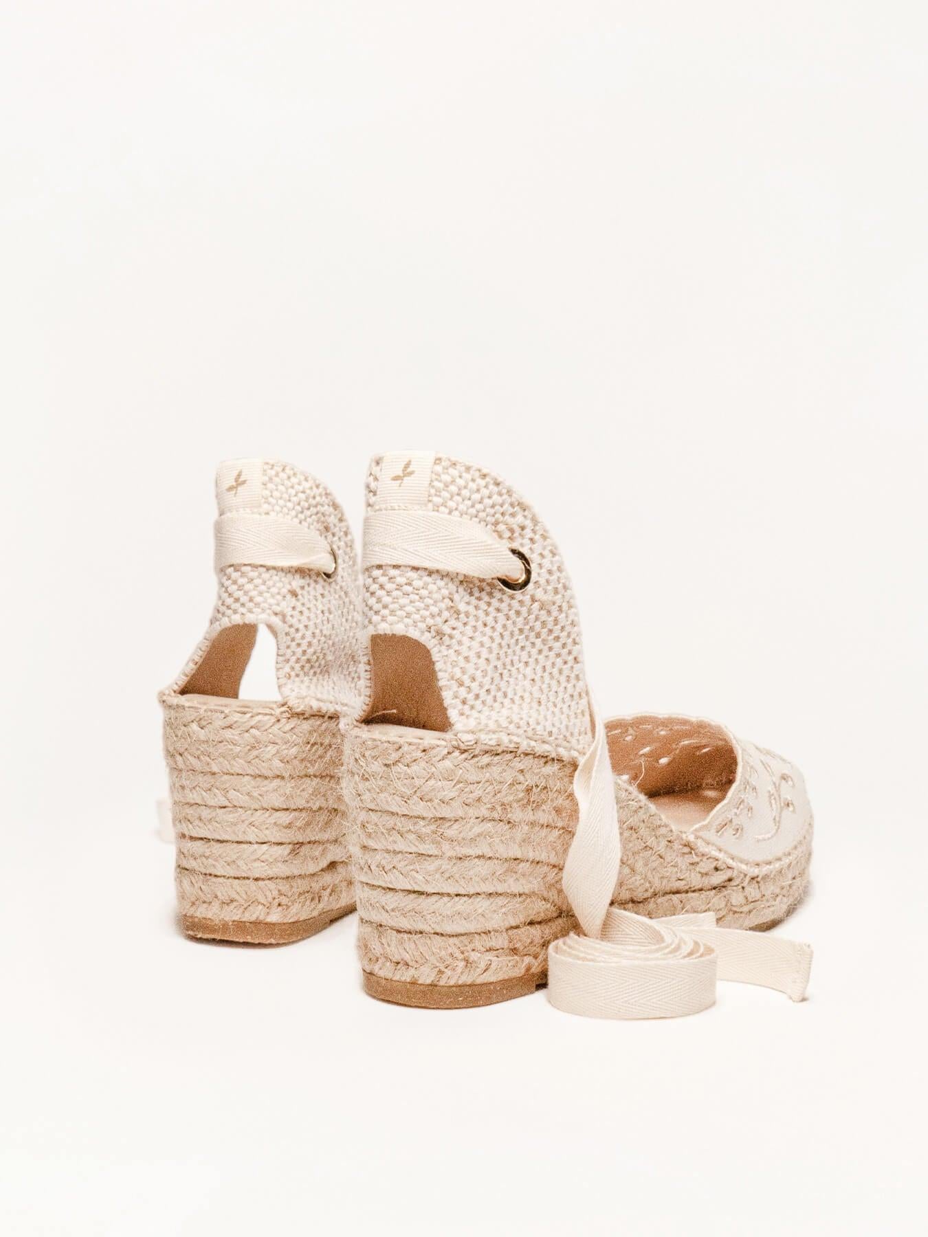 Sandália Anabela Média Romero Tecido Bordado Cru