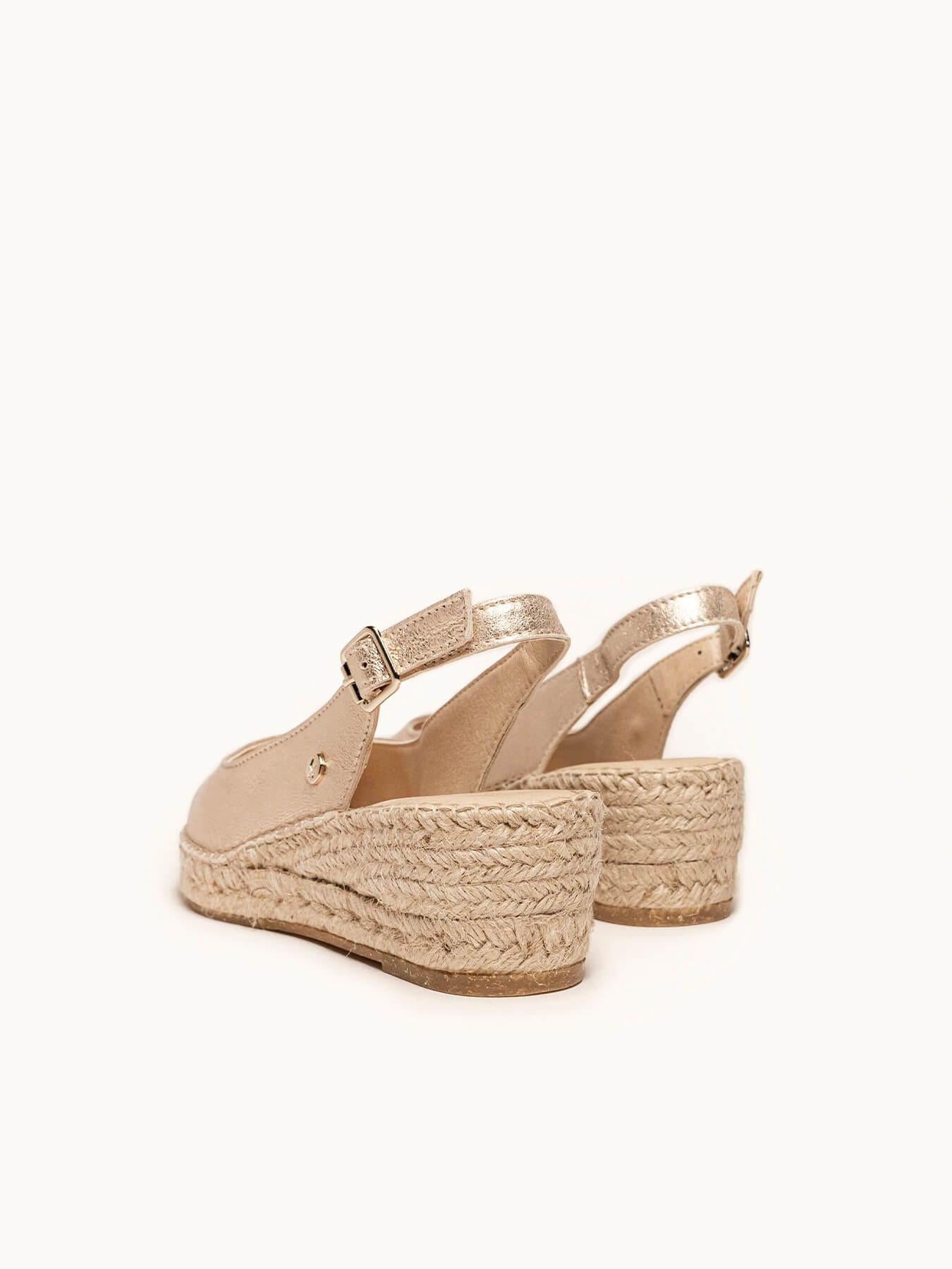 Sandália Anabela Baixa Clavel Camurça Ouro Metalizado