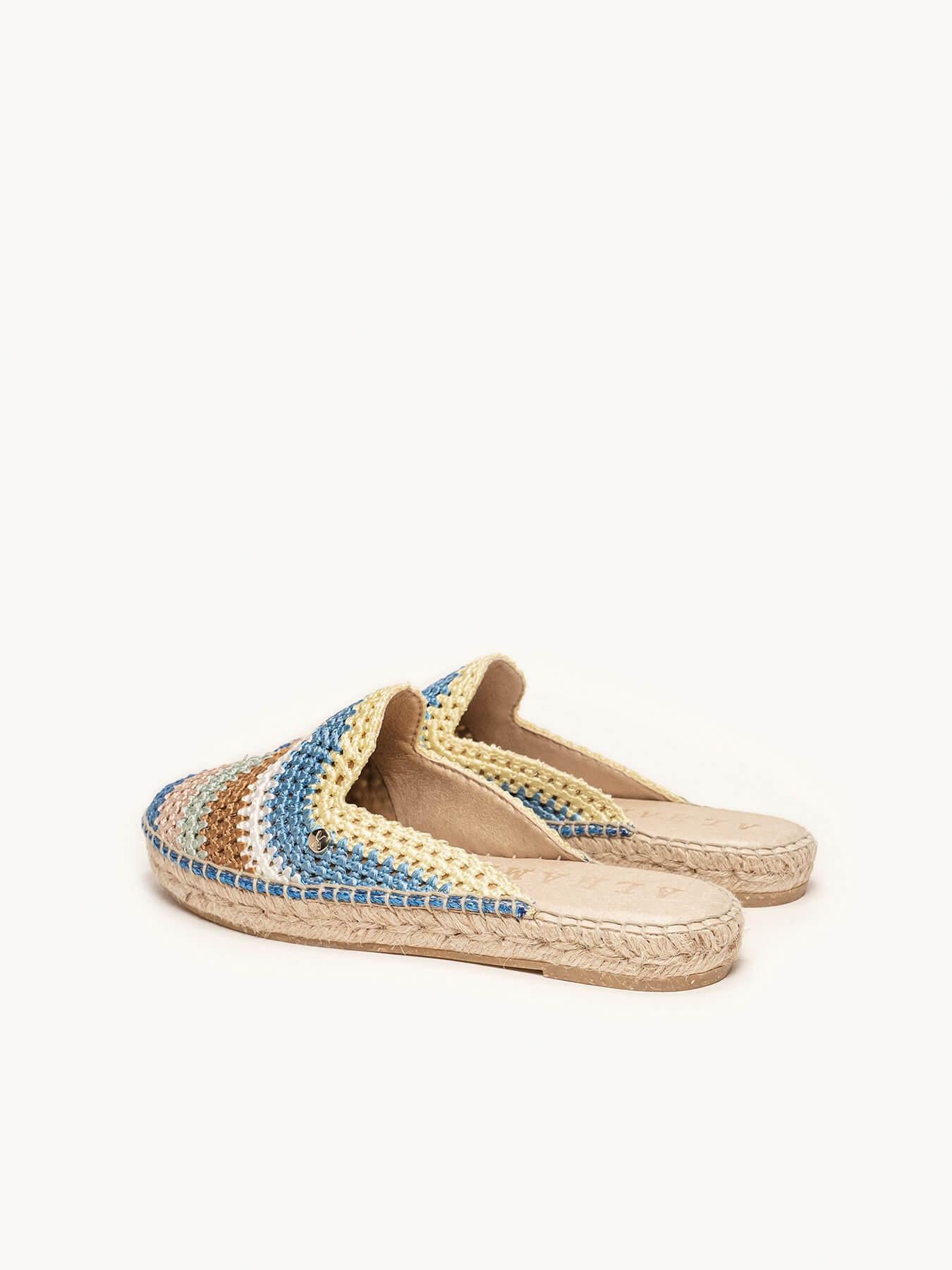 Sapatilha Loto em crochê com listras azuis