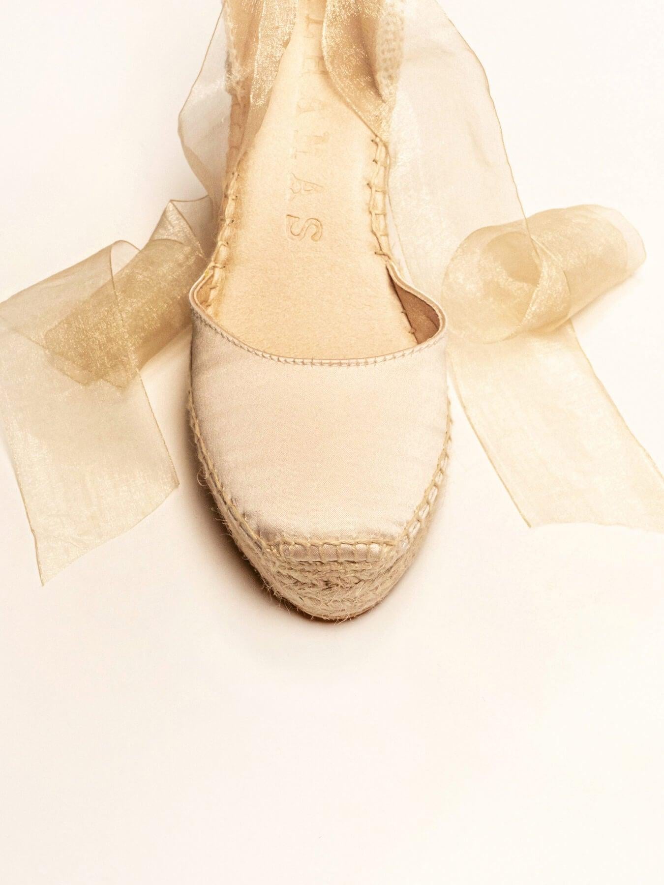 Sandália Anabela Alta Cala Cetim Bege