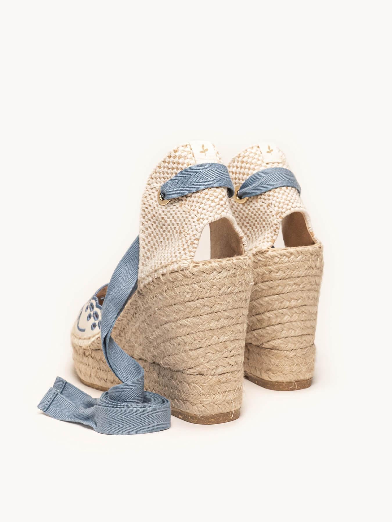 Sandália Anabela Alta Romero Lona Bordada Azul Jeans