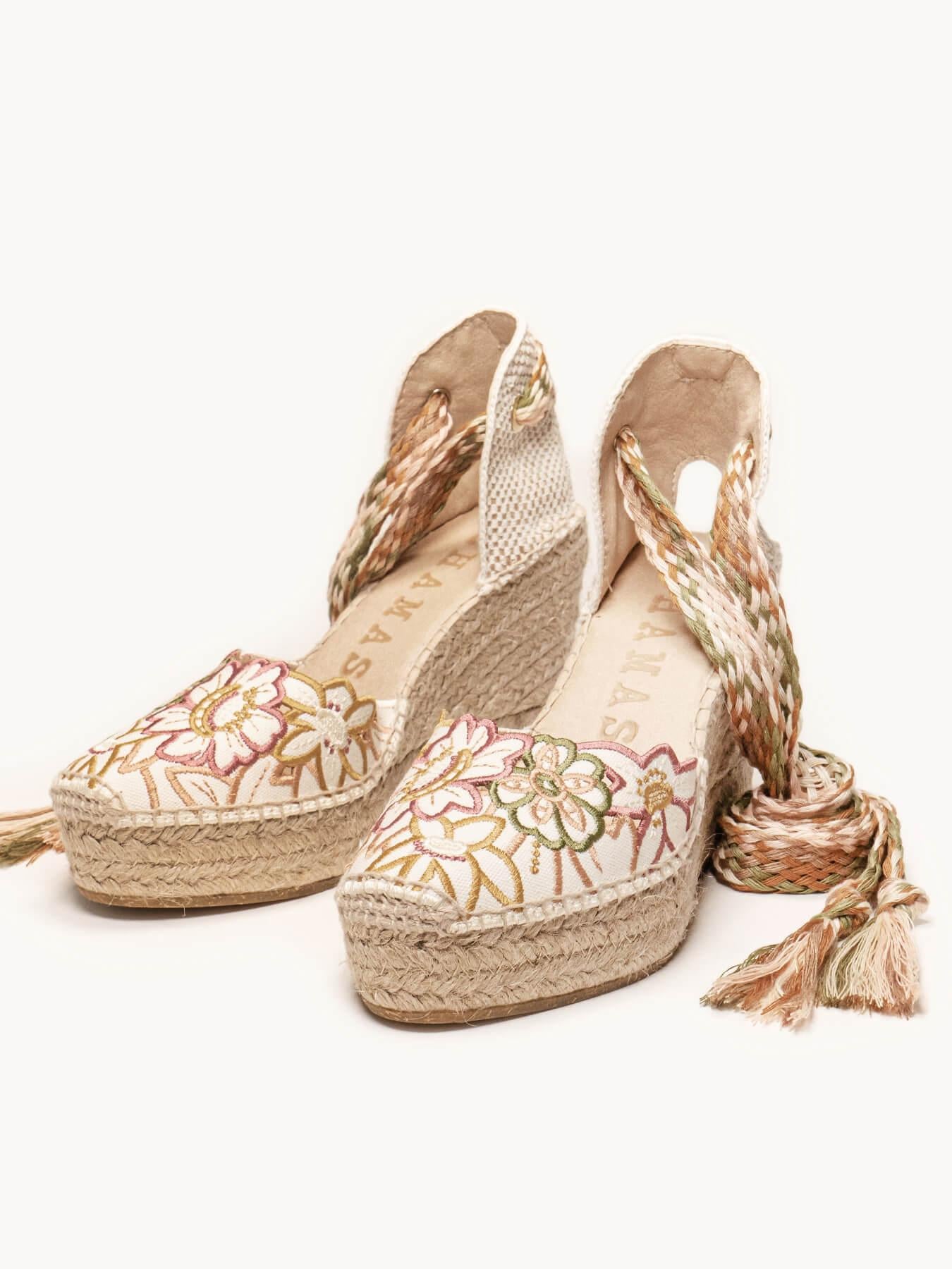 Sandália Anabela Alta Romero Bordado Silvestre Rosa