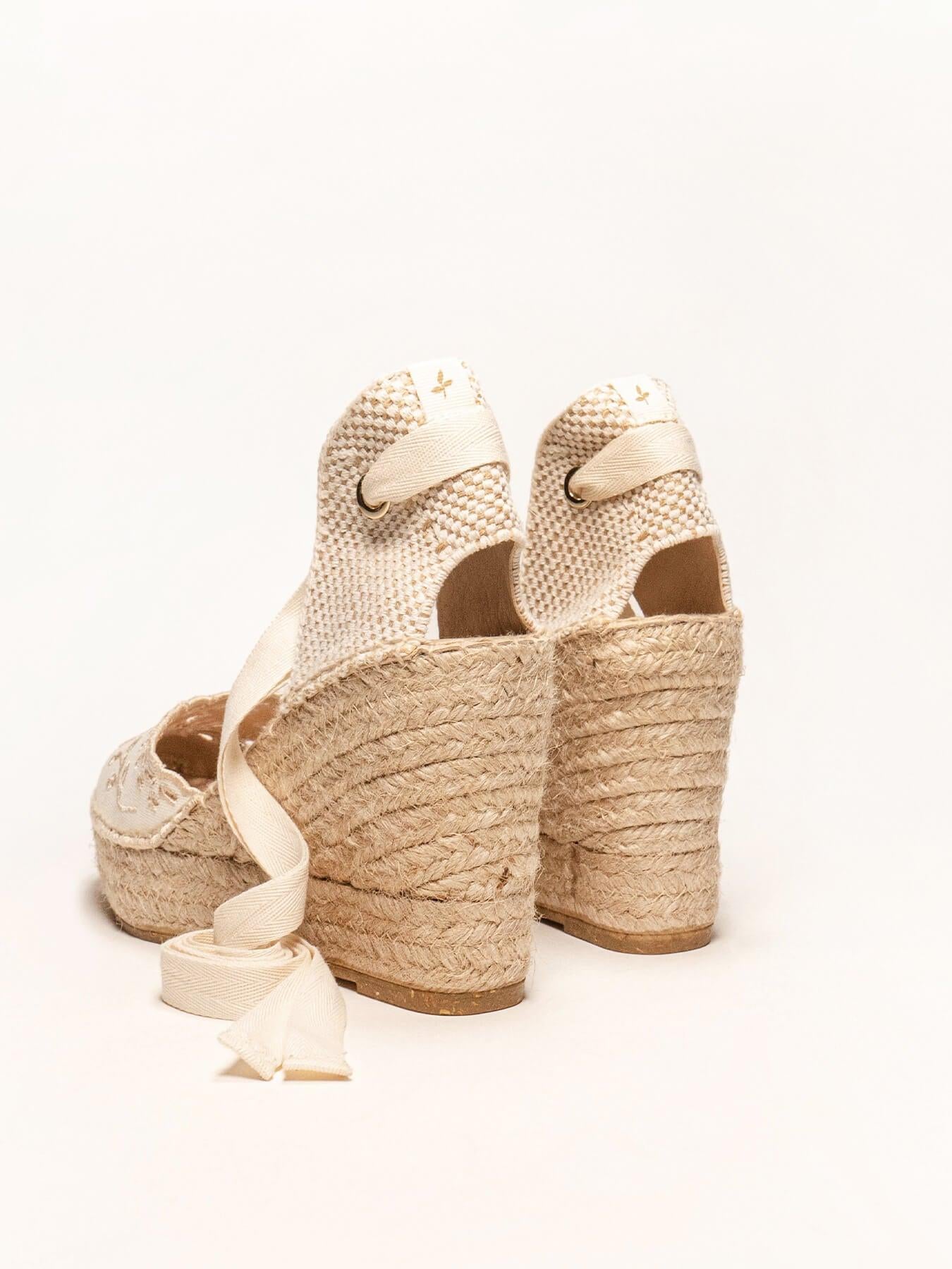 Sandália Anabela Alta Romero Lona Bordada Cru