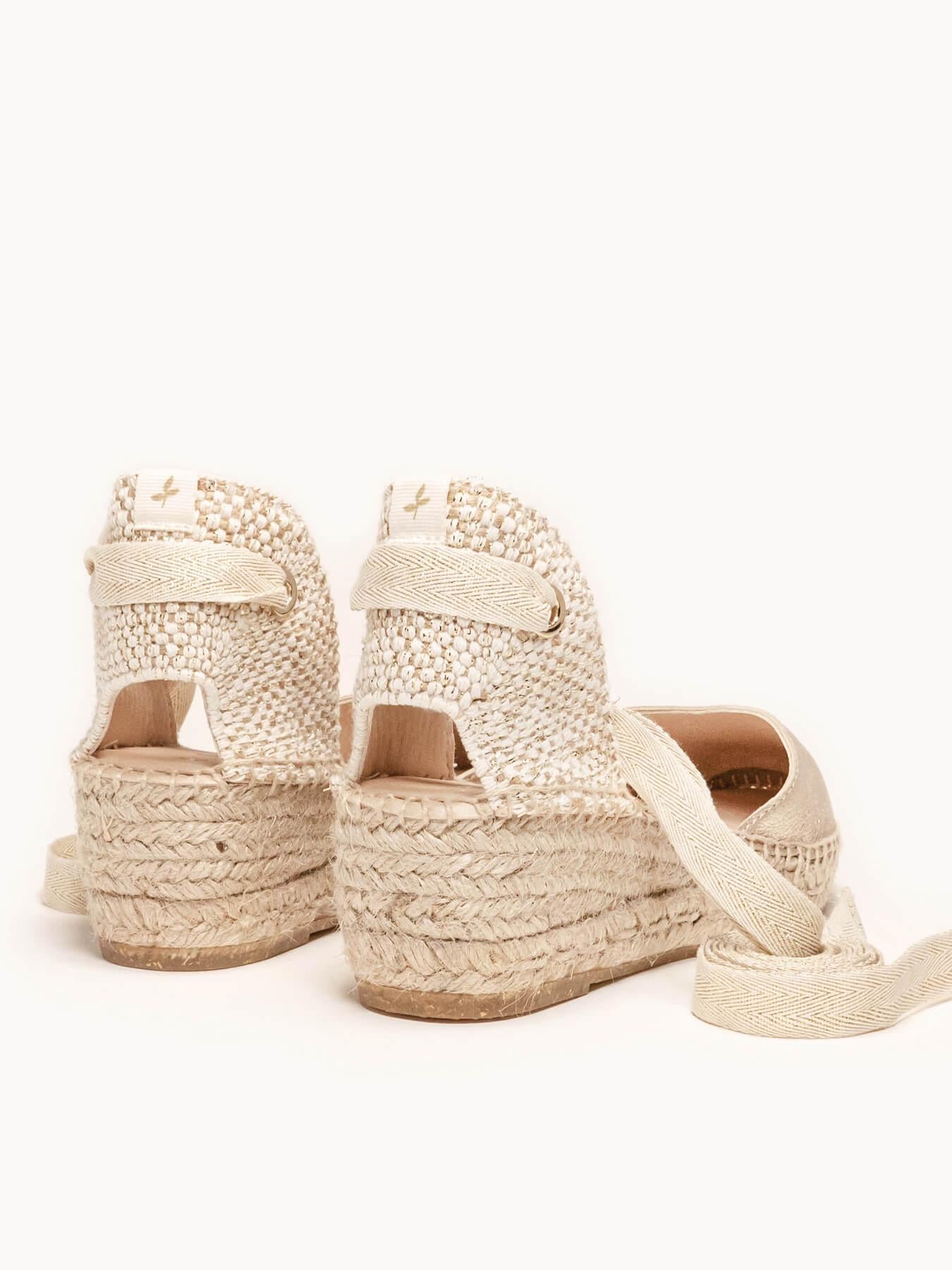 Sandália Anabela Baixa Romero Camurça Dourado Metalizado