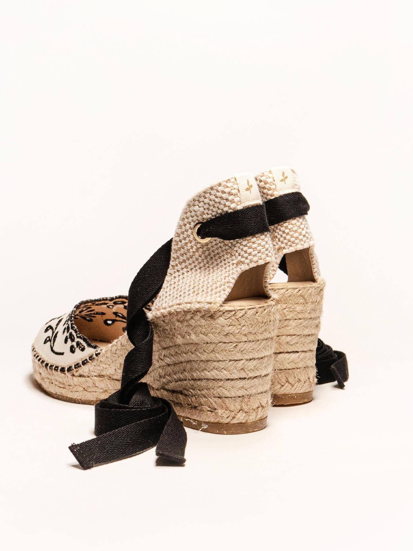 Sandália Anabela Média Romero Lona Bordada Preta