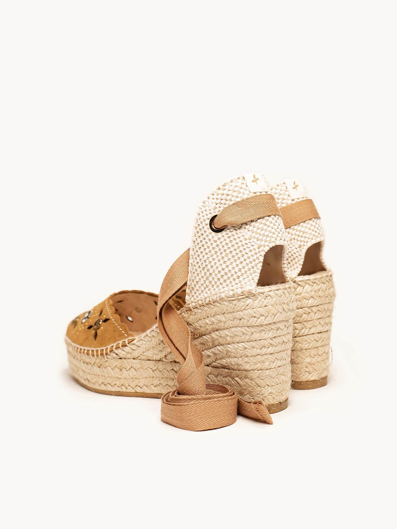 Sandália Romero Anabela 8 cm Camurça Marrom Claro