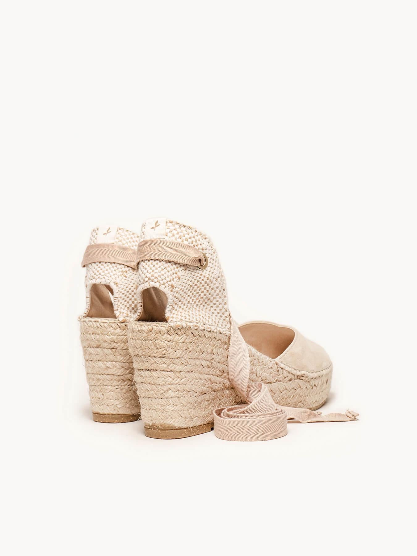 Sandália Romero Anabela 8 cm Camurça Areia