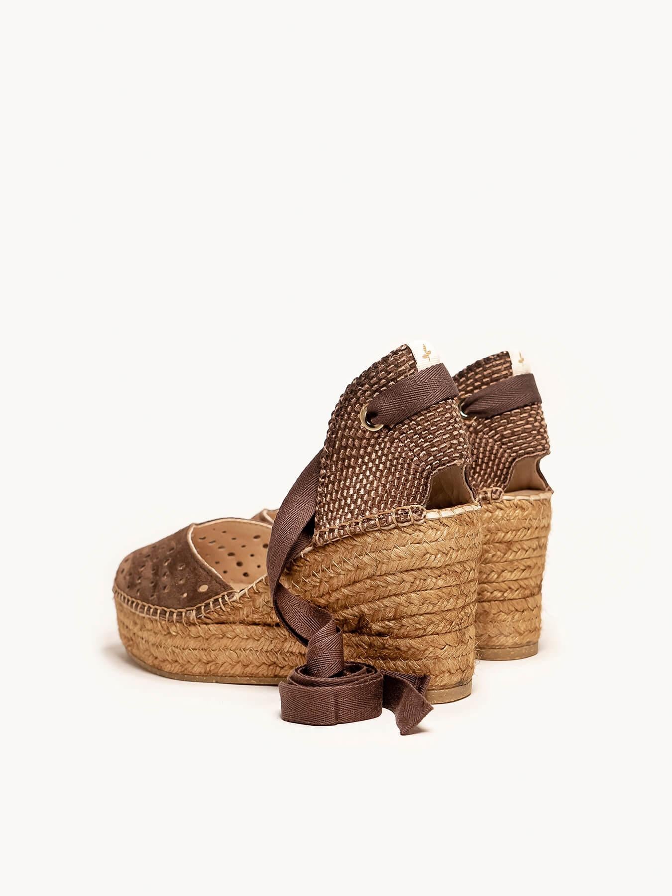 Sandália Romero Anabela 8 cm Camurça Marrom Escuro