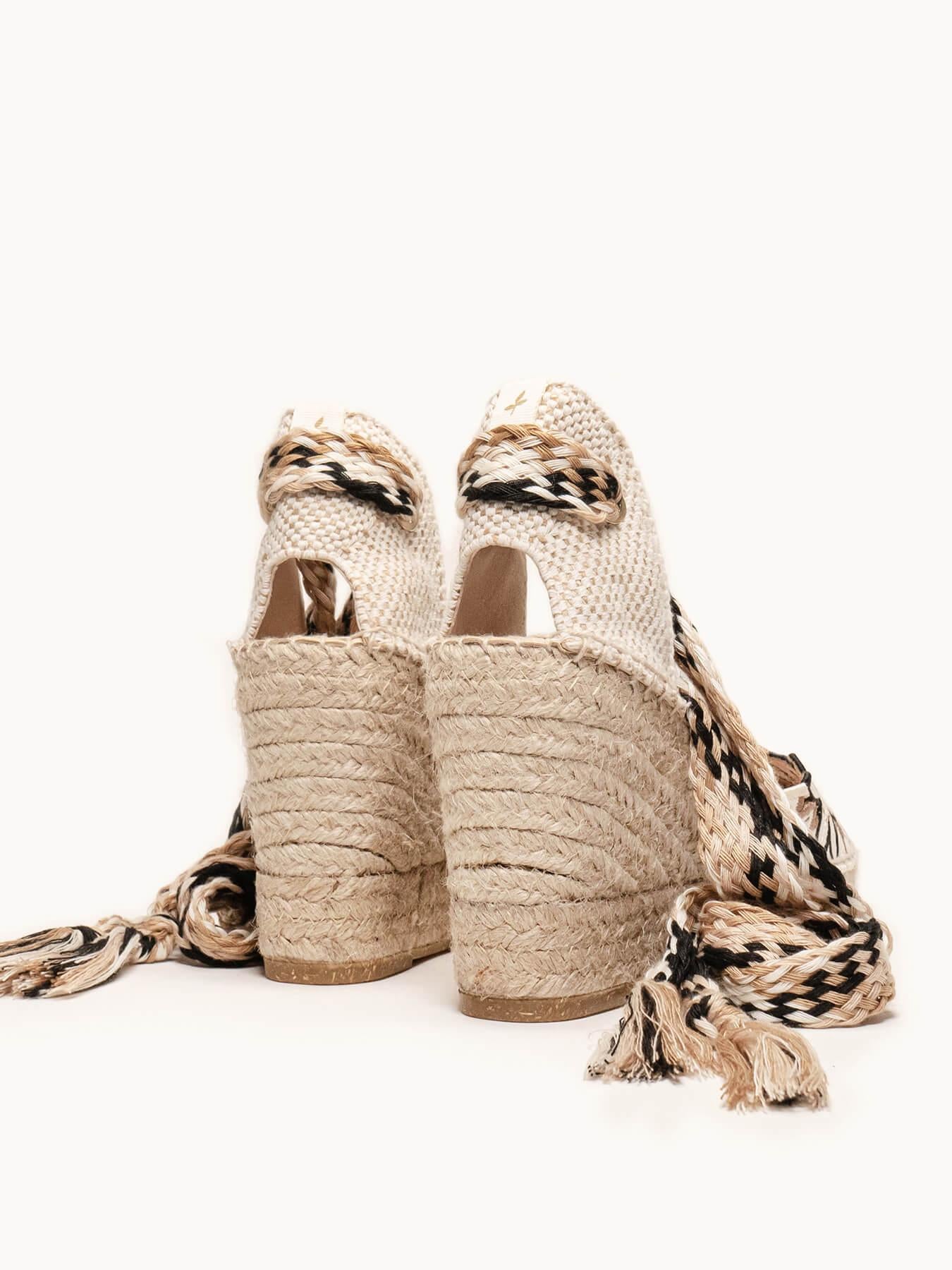 Sandália Anabela Alta Romero Bordado Silvestre Areia