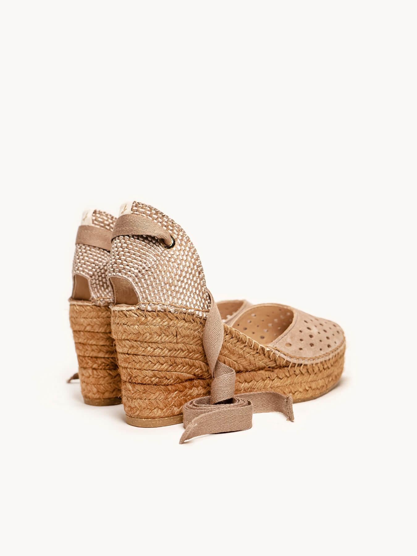 Sandália Romero Anabela 8 cm Camurça Taupe