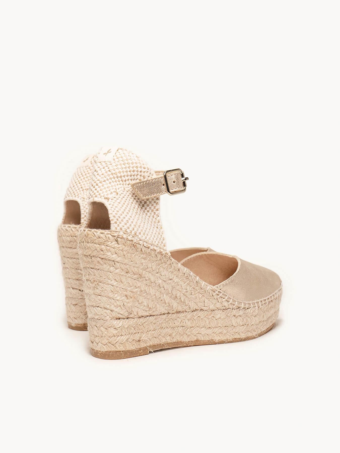 Sandália Anabela Alta Jara Camurça Dourado Metalizado