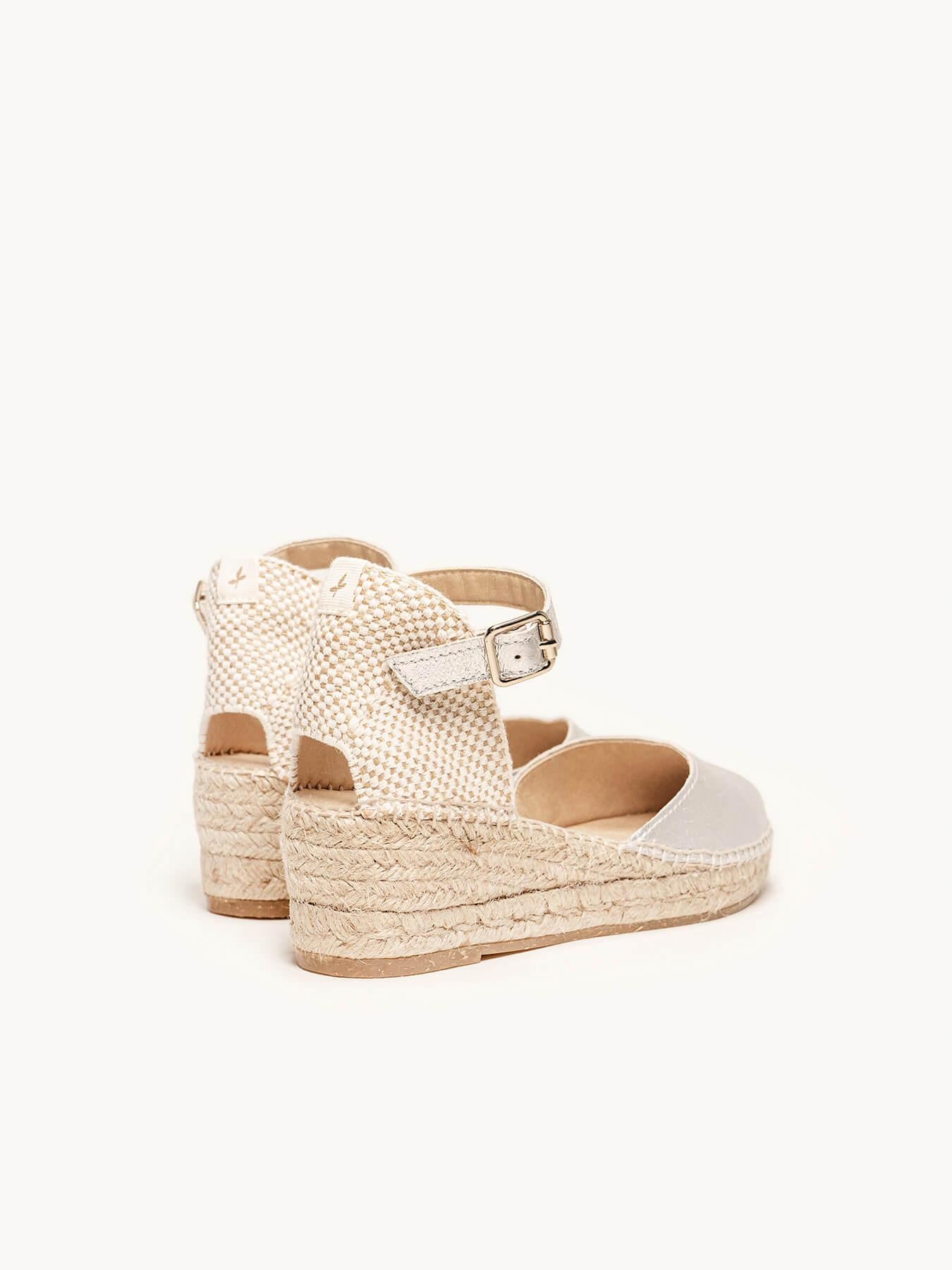 Sandália Anabela Baixa Jara Camurça Prata Metalizado