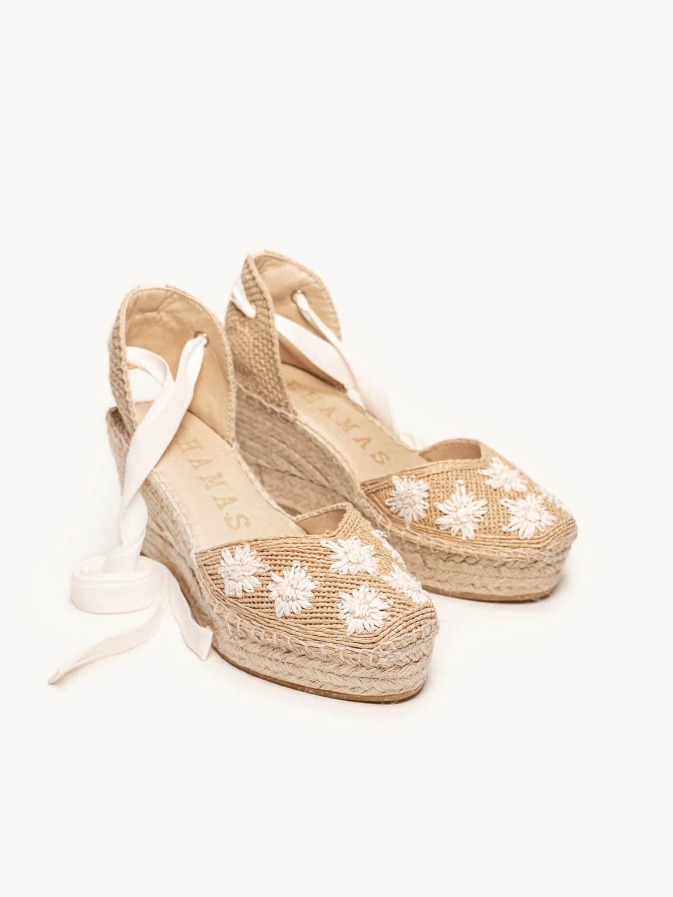 Sandália Anabela Média Plataforma Romero Ráfia Floral Branca