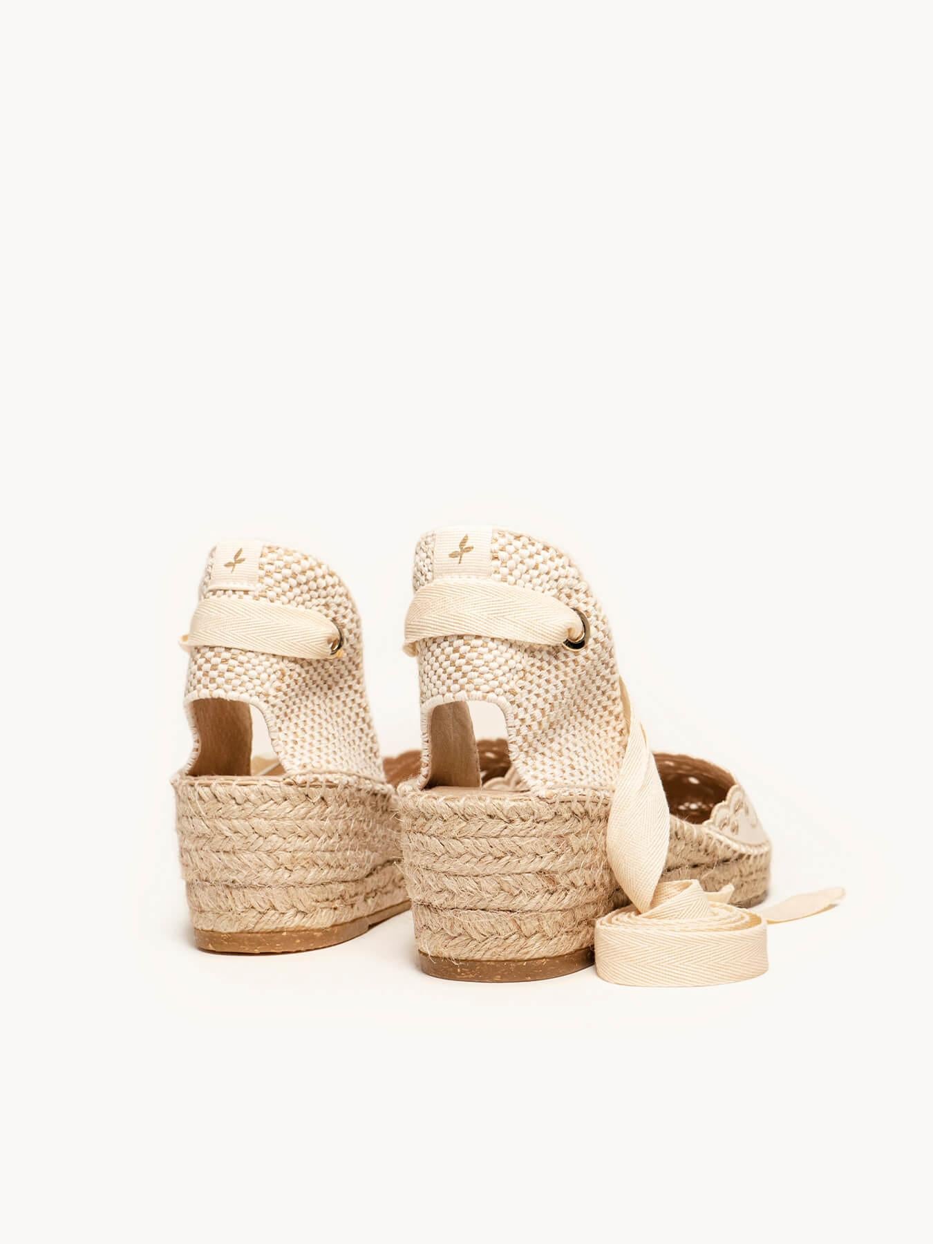 Sandália Anabela Baixa Romero Tecido Bordado Cru