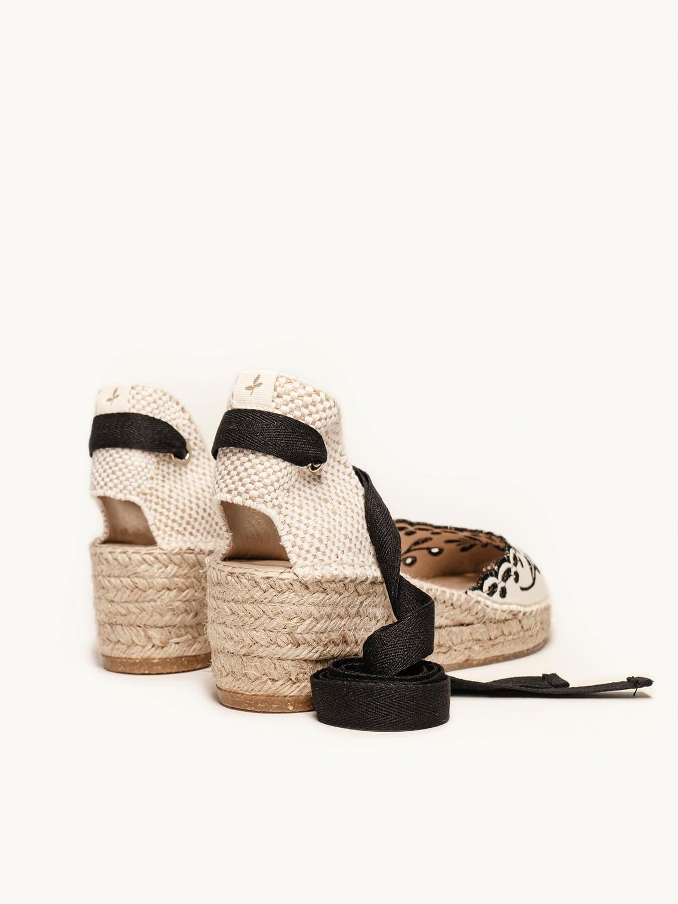 Sandália Anabela Baixa Romero Lona Bordada Preto