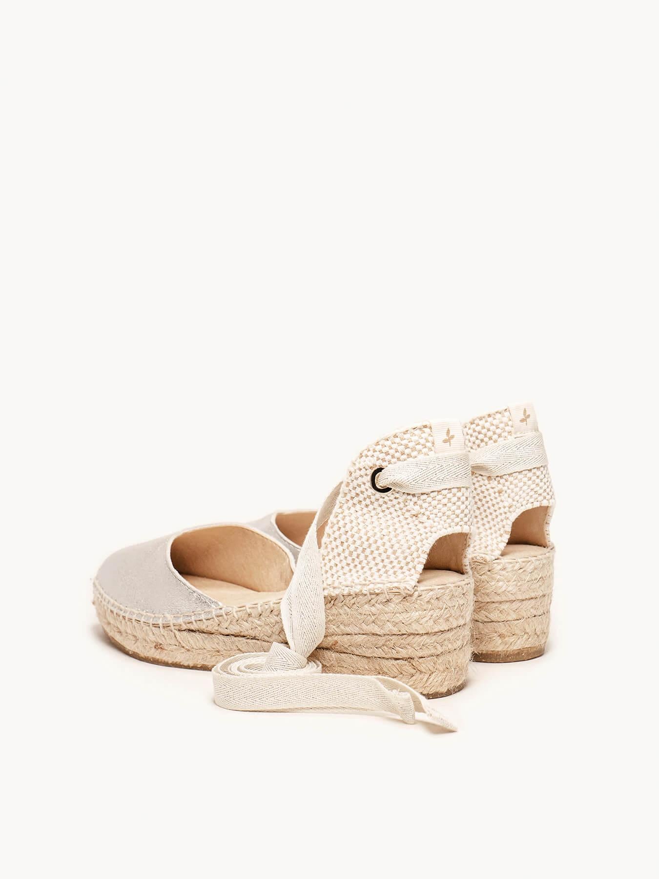 Sandália Anabela Baixa Romero Camurça Prata Metalizado