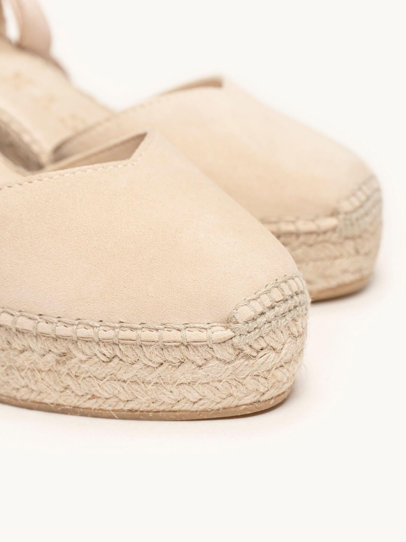 Sandália Romero Anabela 8 cm Camurça Areia