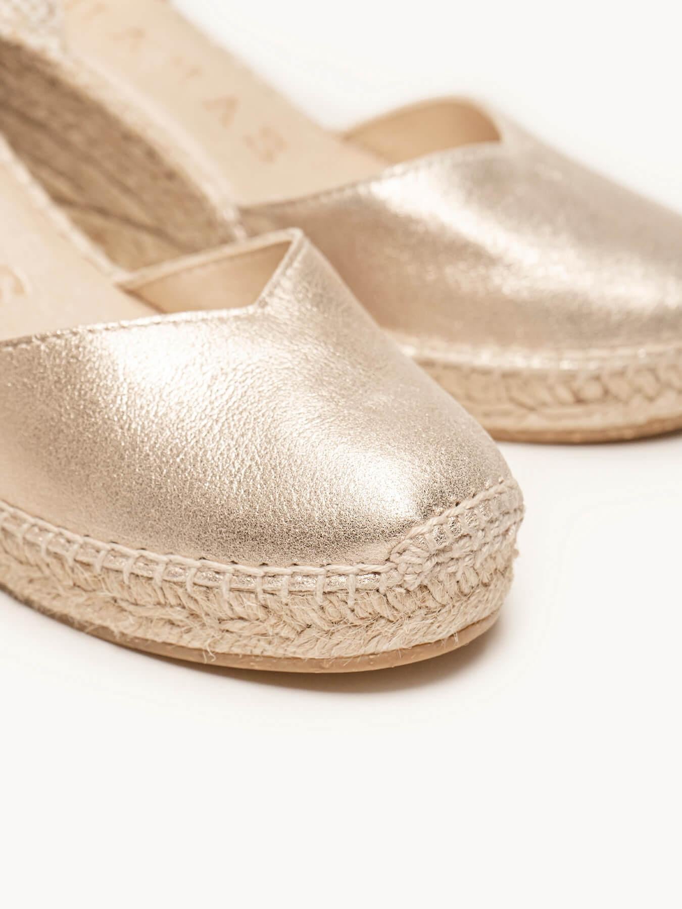 Sandália Anabela Média Jara Camurça Dourado Metalizado