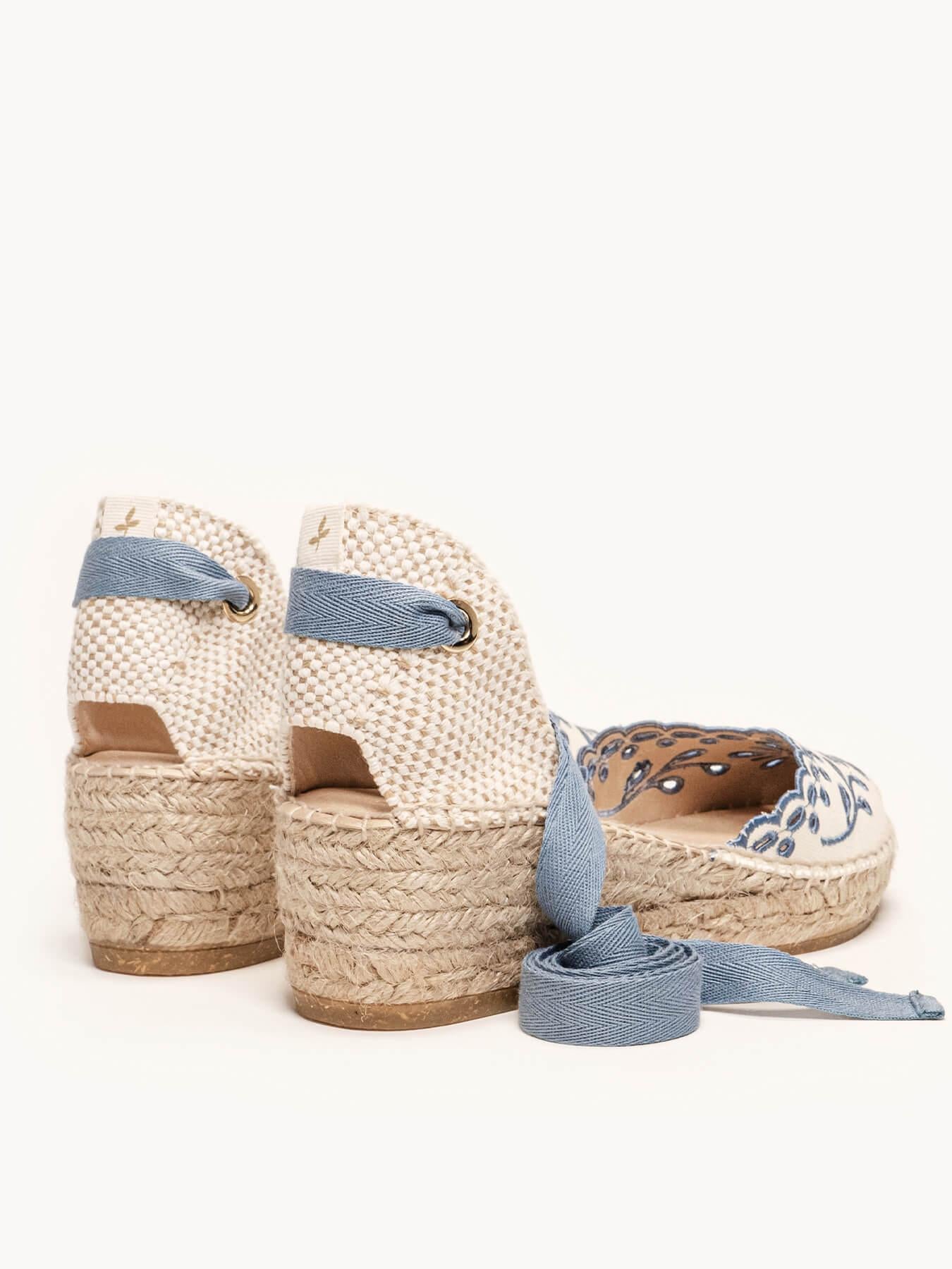 Sandália Anabela Baixa Romero Lona Bordada Azul