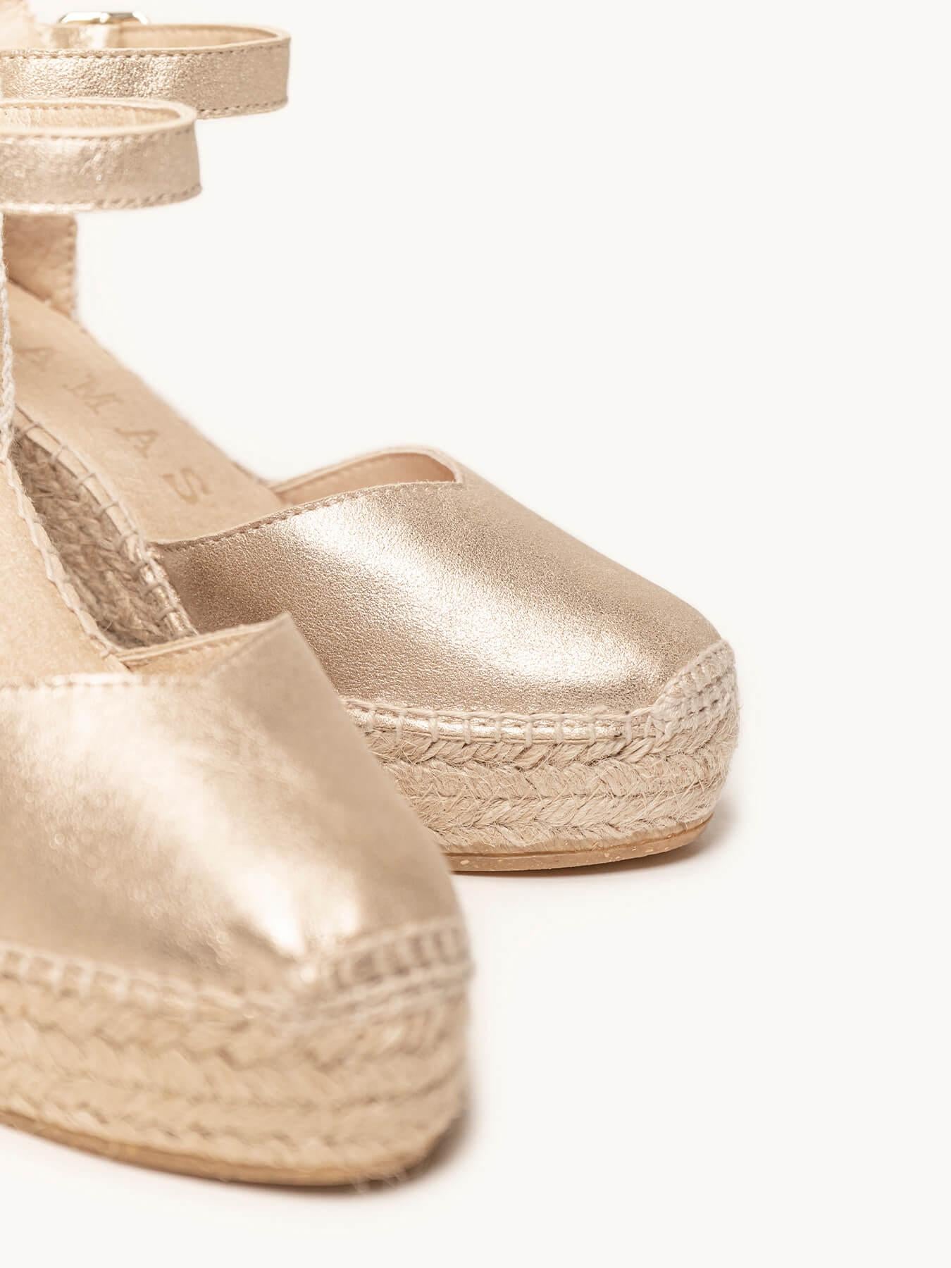 Sandália Anabela Alta Jara Camurça Dourado Metalizado