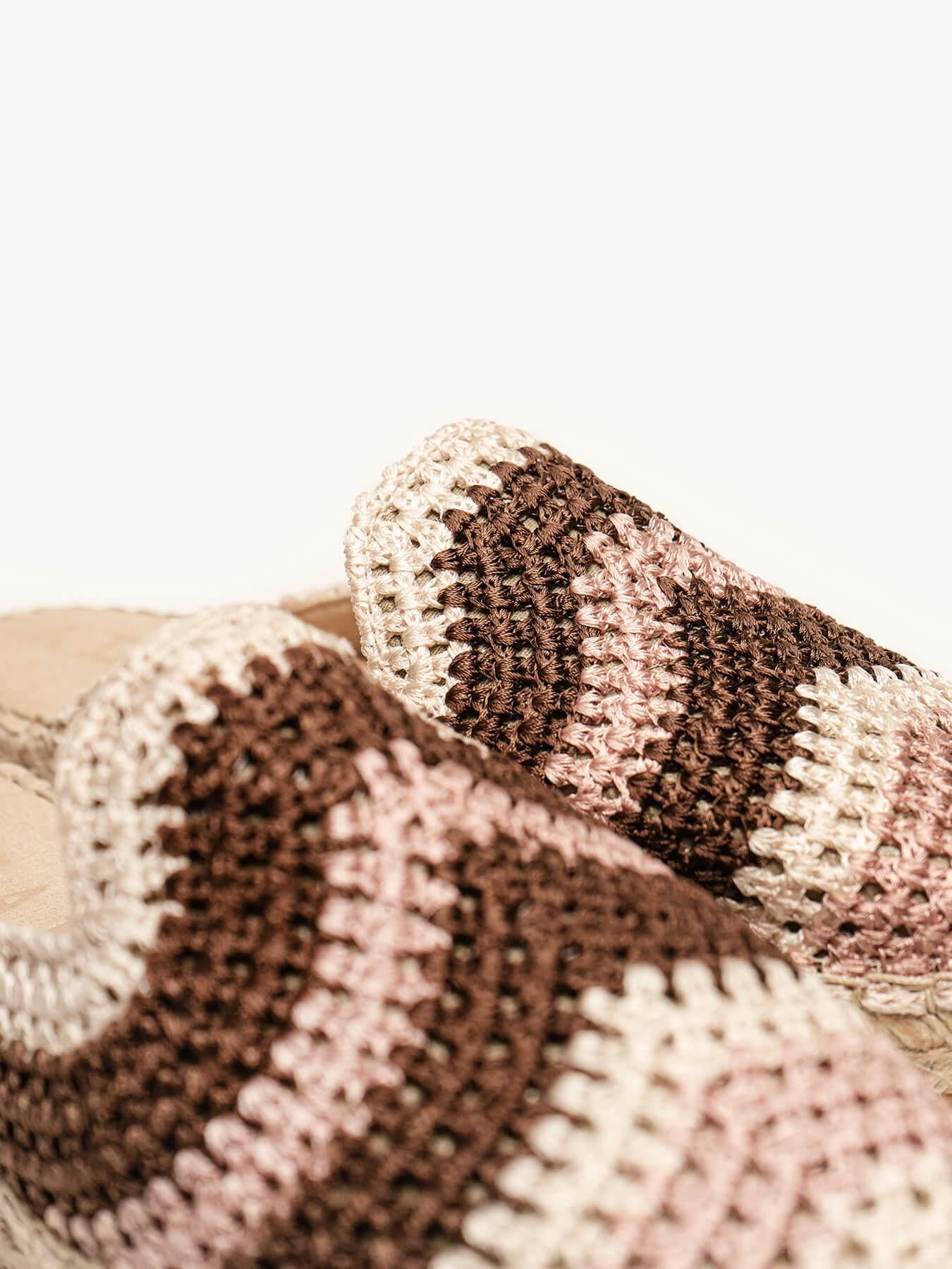 Loto em crochê listrado cru