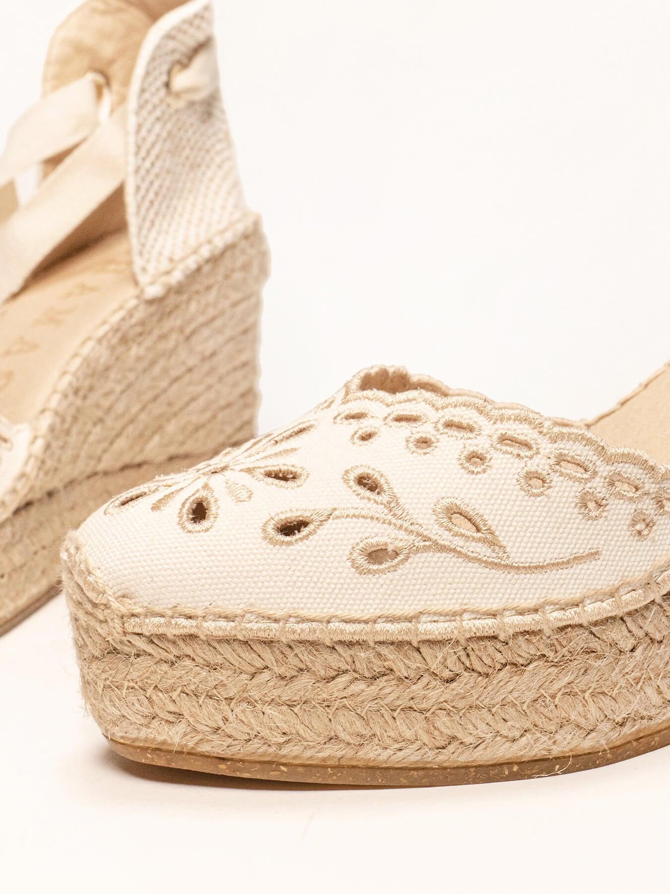 Sandália Anabela Alta Romero Lona Bordada Cru