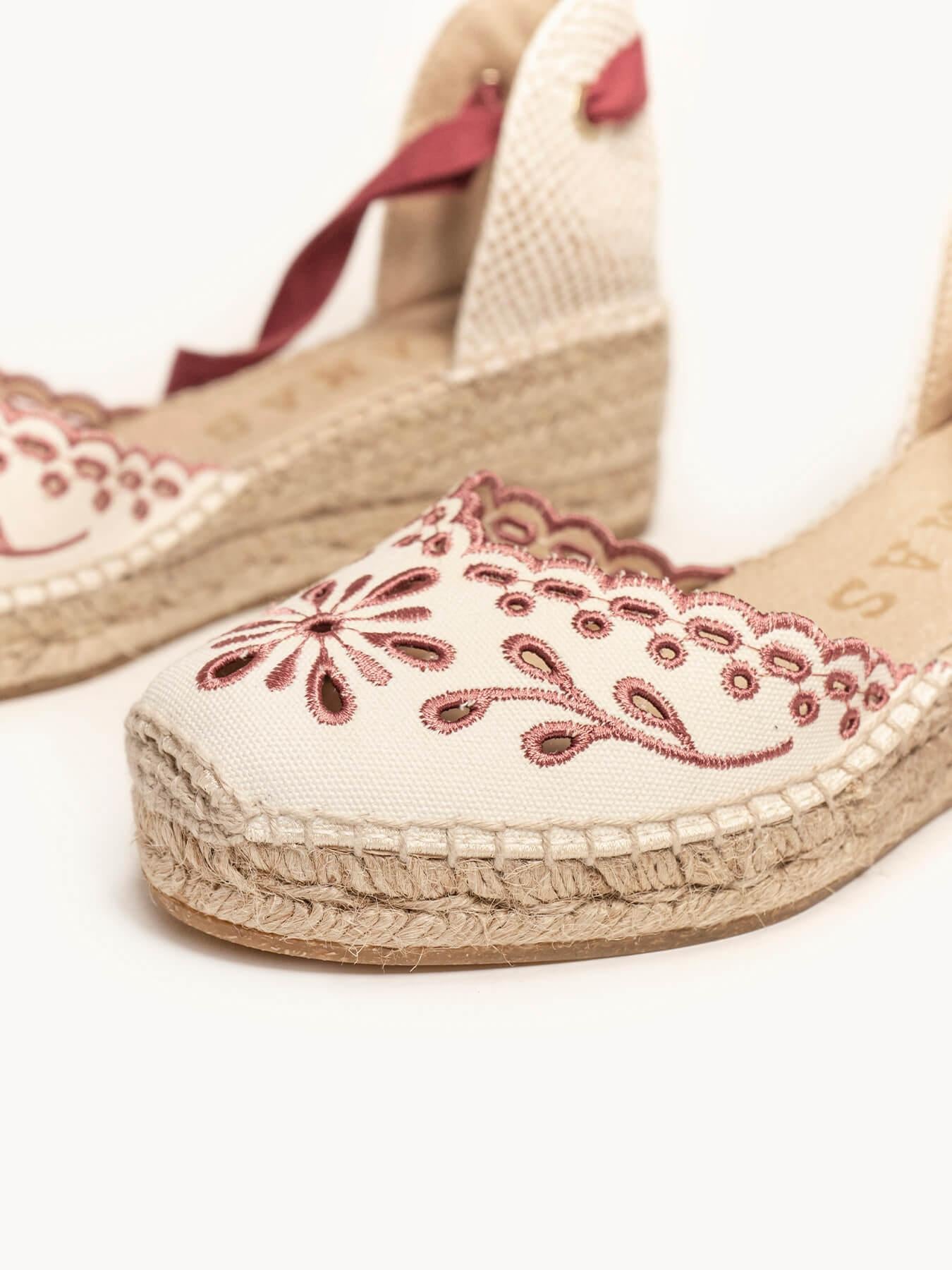 Sandália Anabela Baixa Romero Lona Bordada Grená
